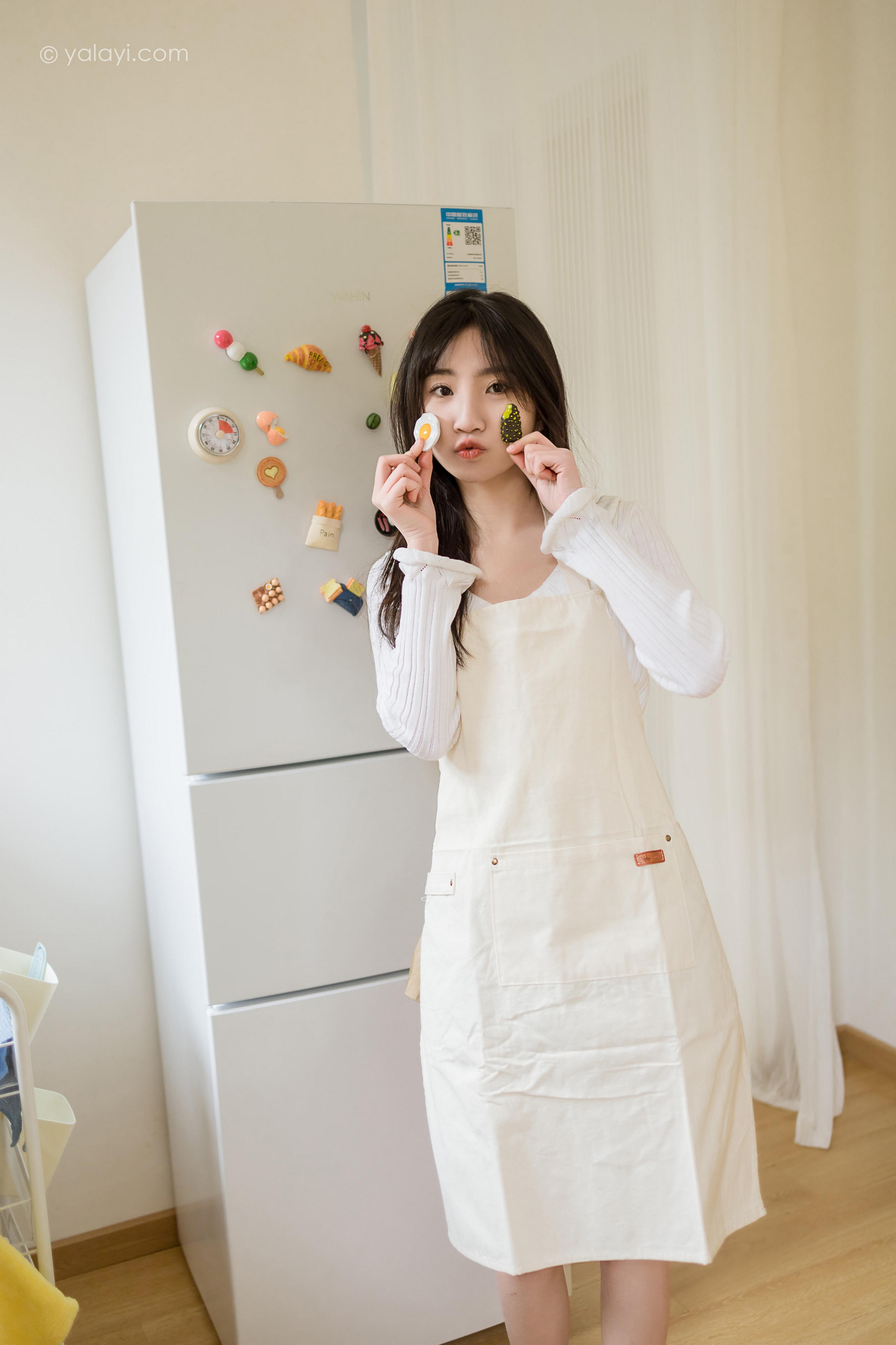 [YALAYI雅拉伊]2022.03.14 我的爱人 小乔 白色休闲外套加吊带围裙居家清纯写真集第11张