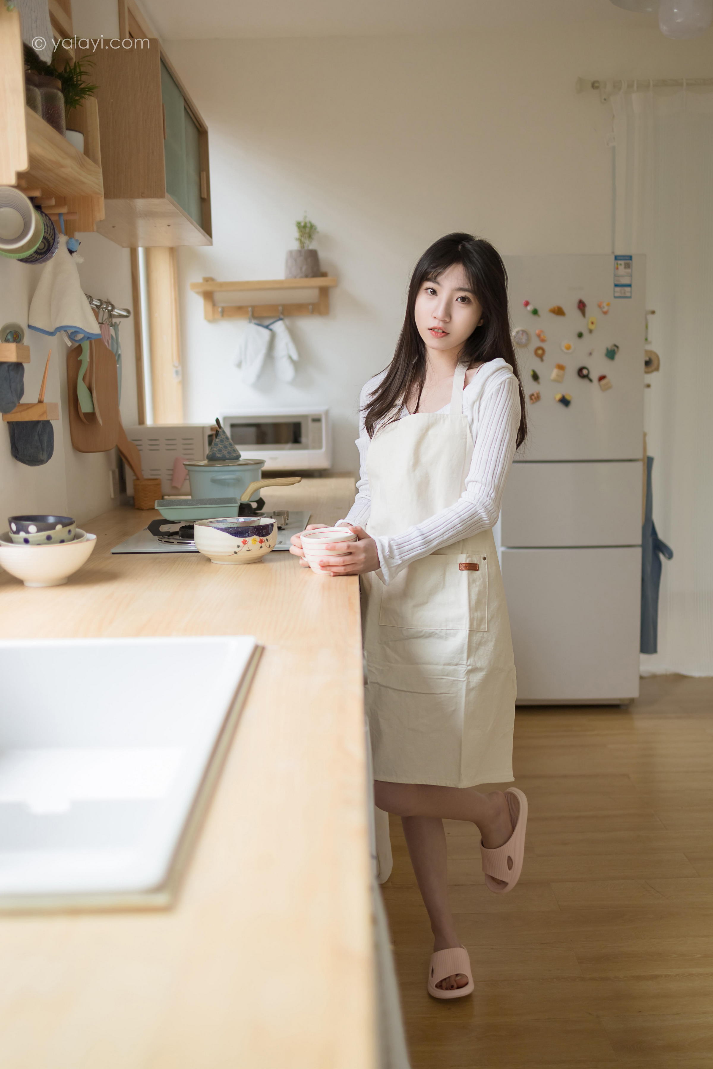 [YALAYI雅拉伊]2022.03.14 我的爱人 小乔 白色休闲外套加吊带围裙居家清纯写真集第3张
