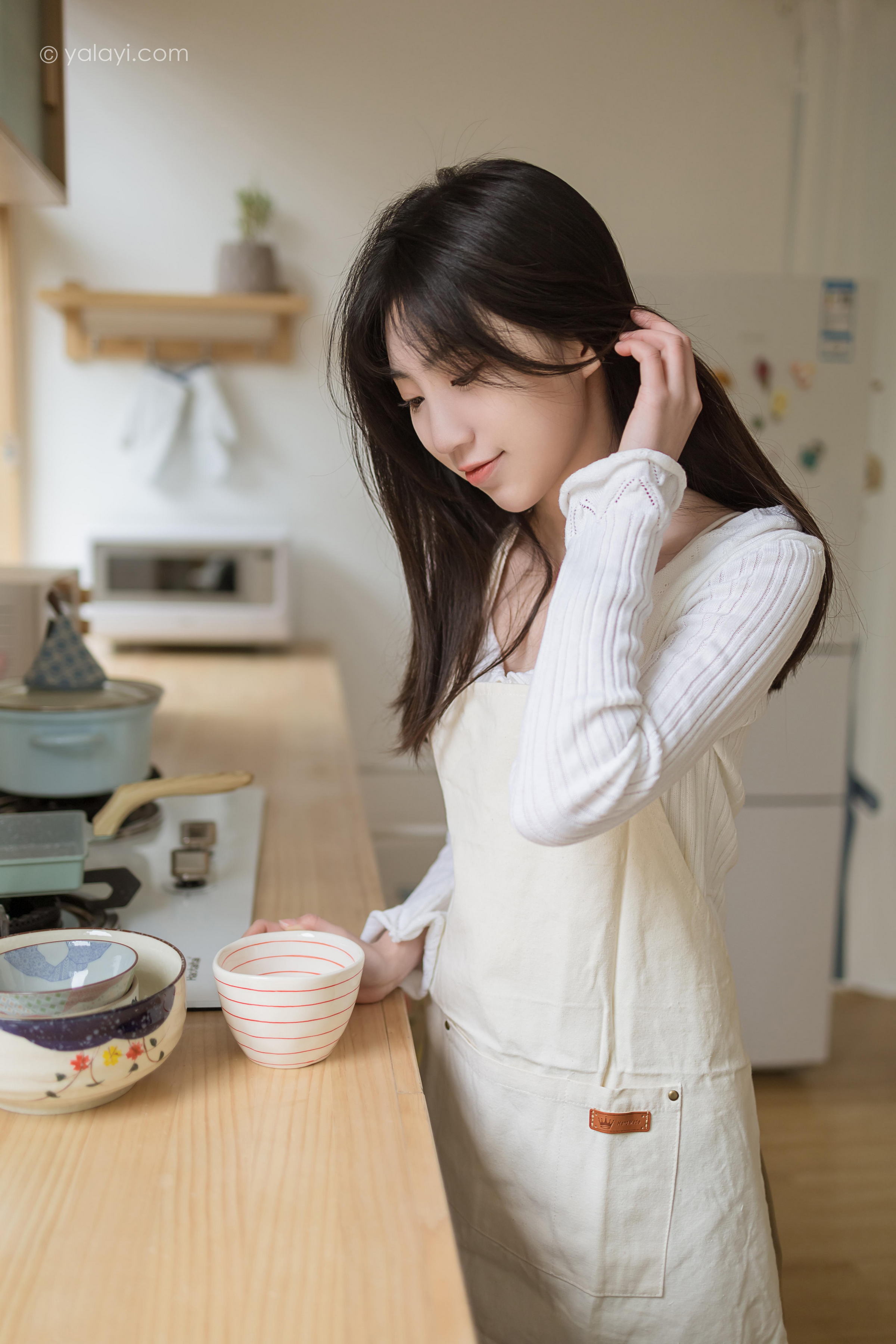 [YALAYI雅拉伊]2022.03.14 我的爱人 小乔 白色休闲外套加吊带围裙居家清纯写真集第4张