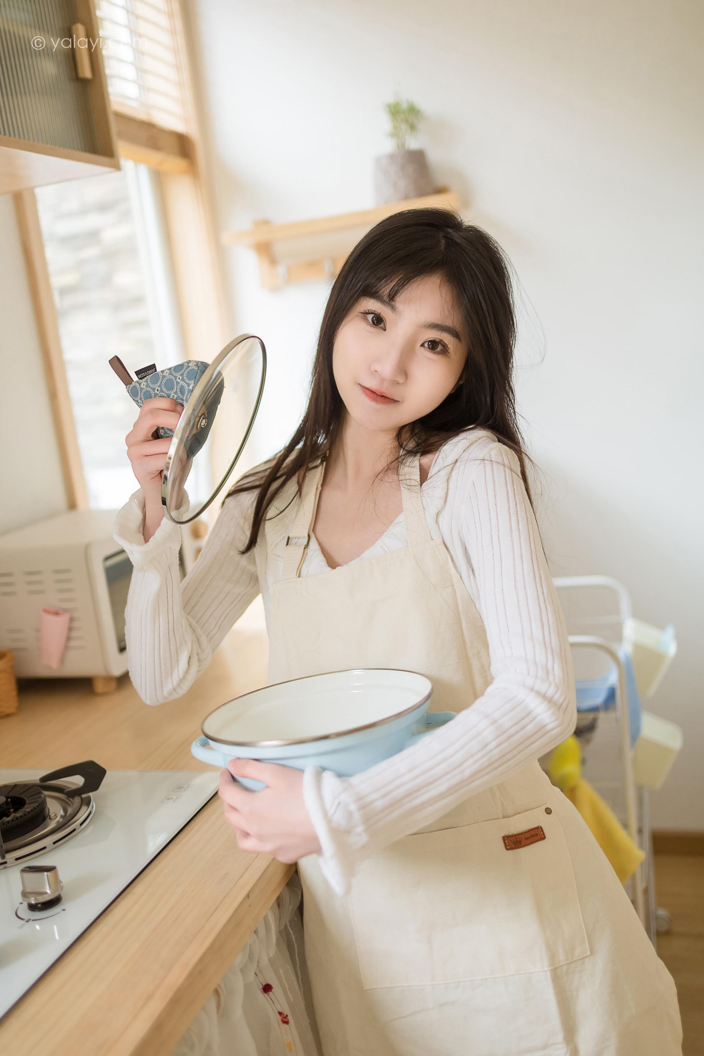 [YALAYI雅拉伊]2022.03.14 我的爱人 小乔 白色休闲外套加吊带围裙居家清纯写真集第9张
