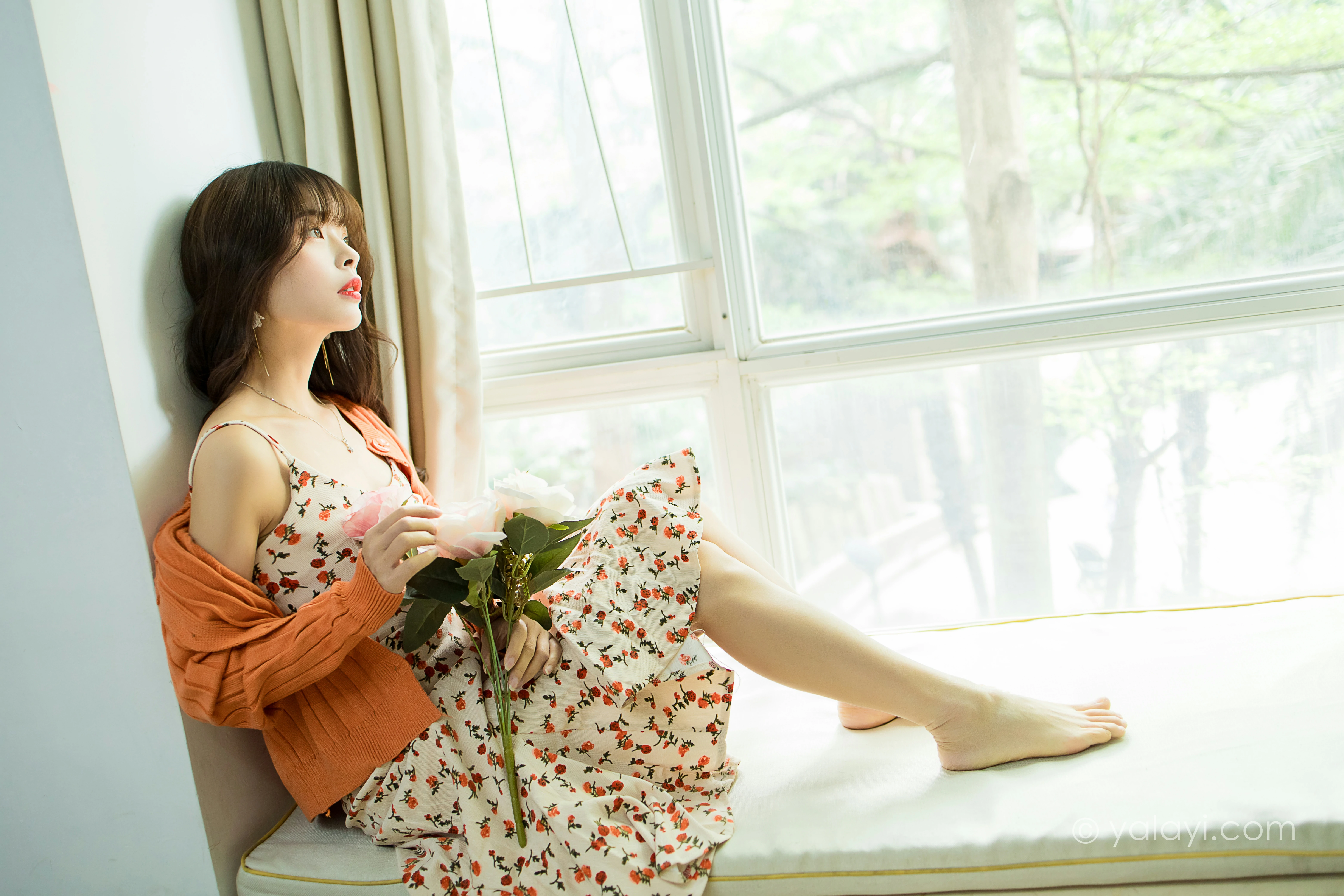 [YALAYI雅拉伊]NO.793 悠闲时光 程小蝶 橙色外套与粉色吊带连衣裙清纯写真集第1张