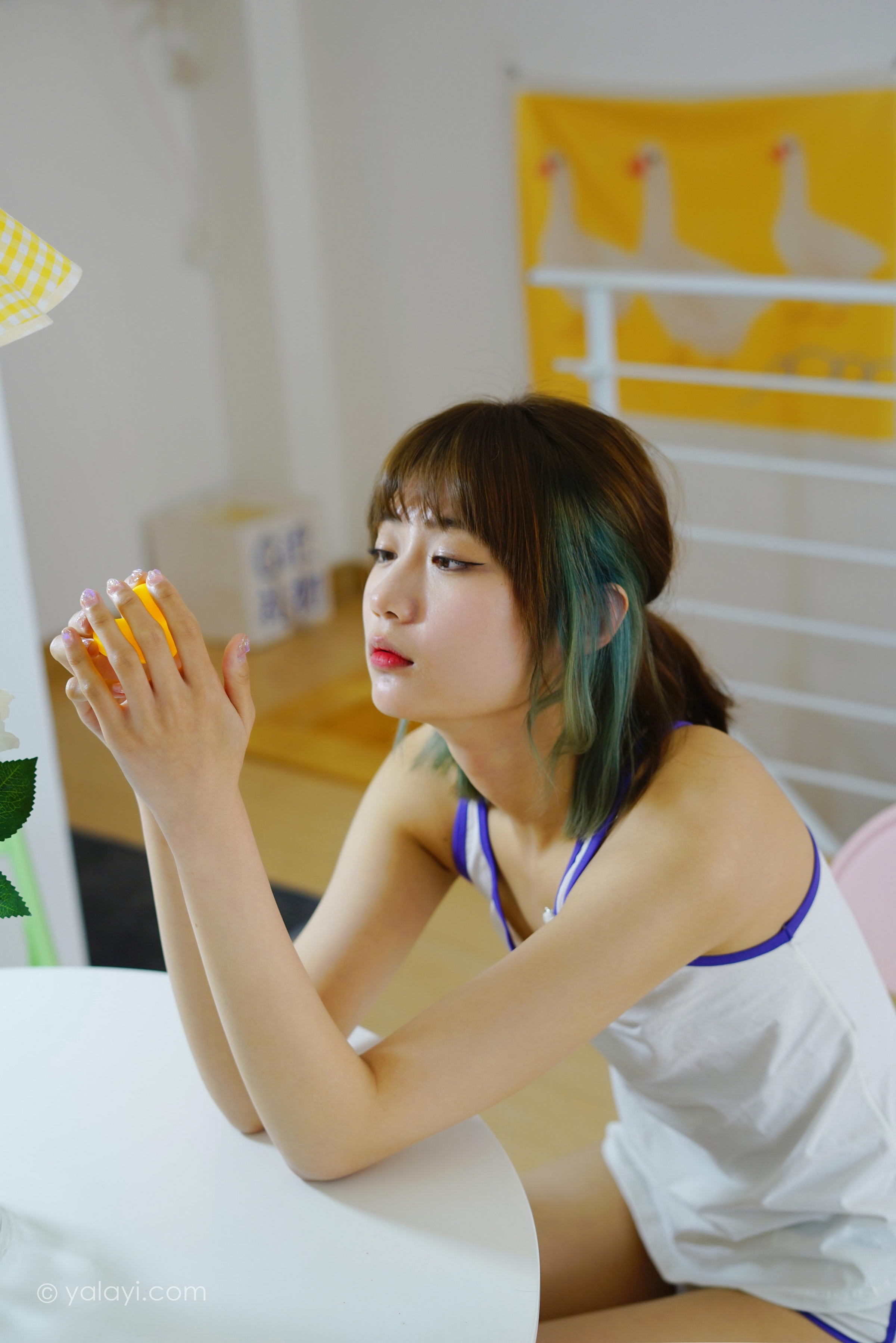 [YALAYI雅拉伊]2022.03.16 一个人独处 兰子 白色背心加短裤居家性感写真集第7张