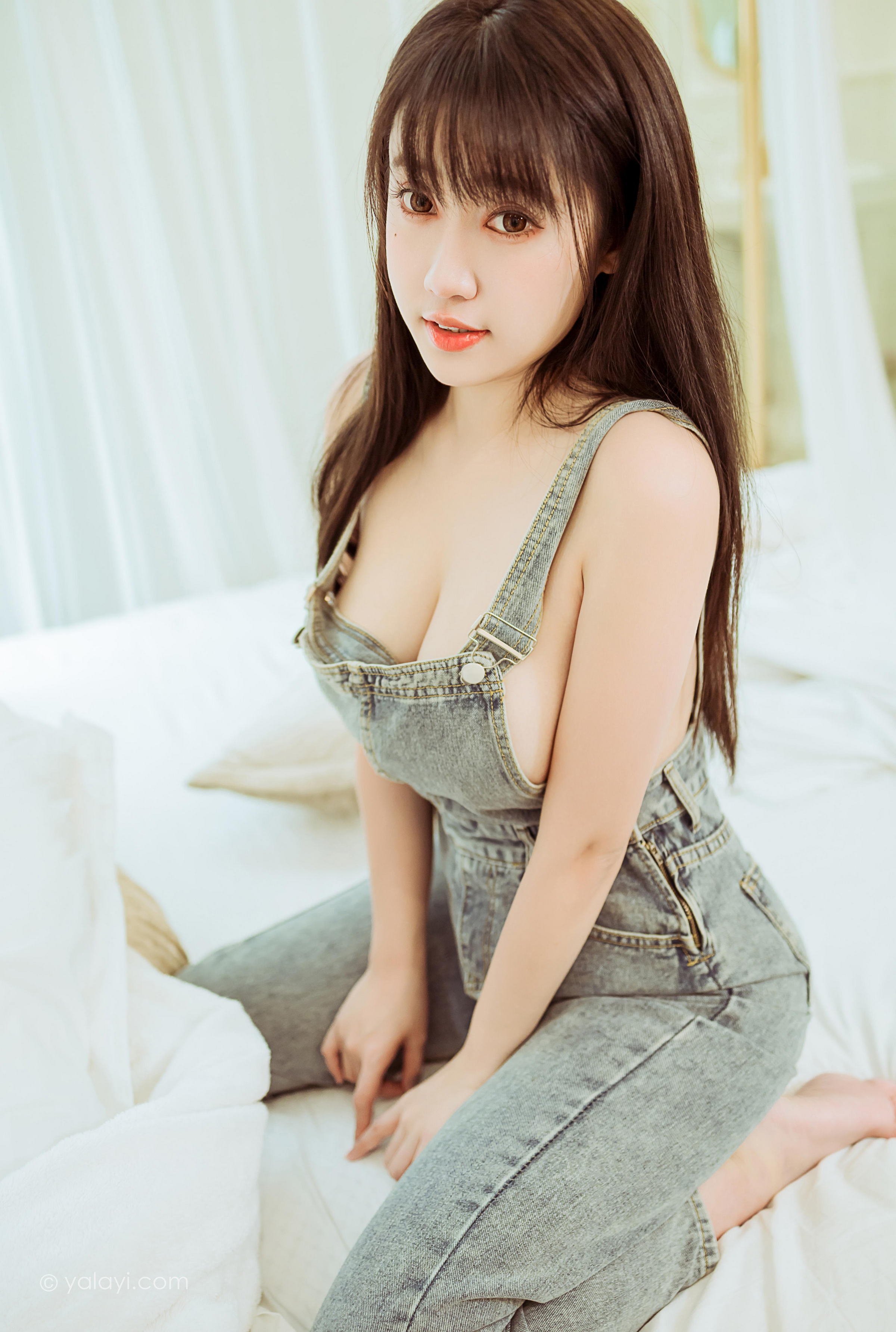 [YALAYI雅拉伊]2022.03.22 开心宅家 虞艺 白色紧身短袖加牛仔背带裤性感写真集第14张