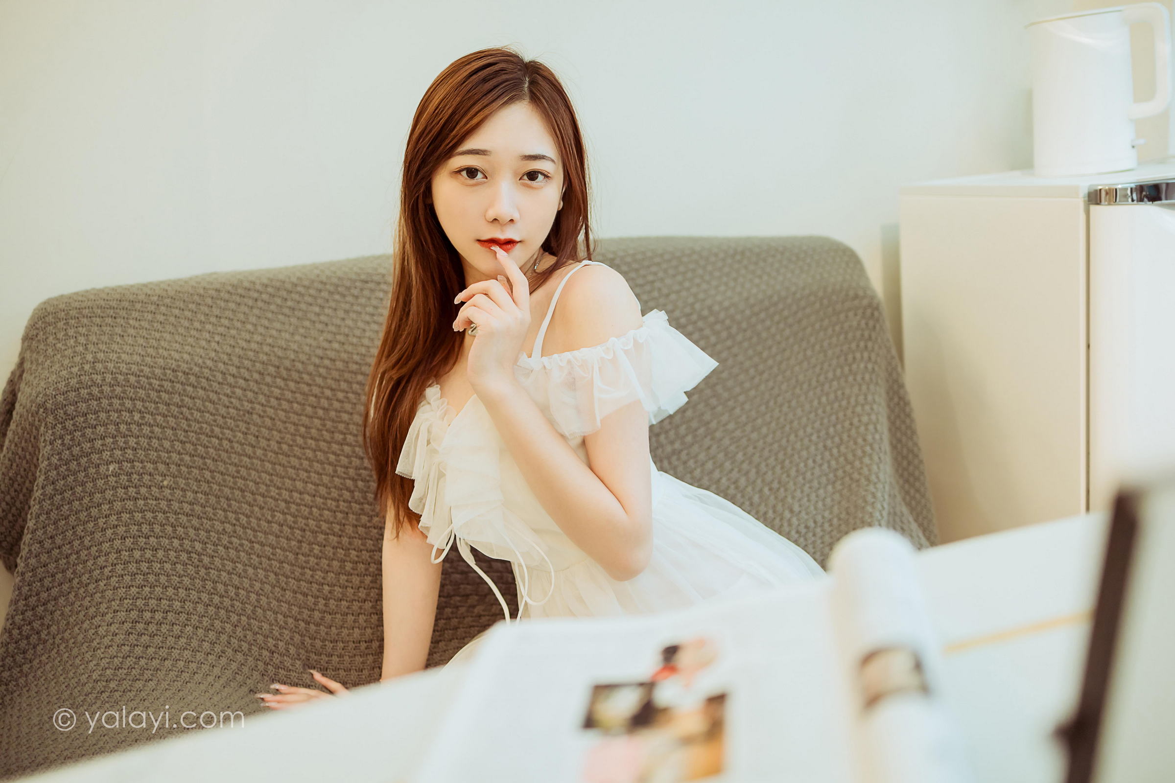 [YALAYI雅拉伊]2022.03.25 梦中情人 夜夜 白色吊带透视连衣裙居家性感写真集第2张