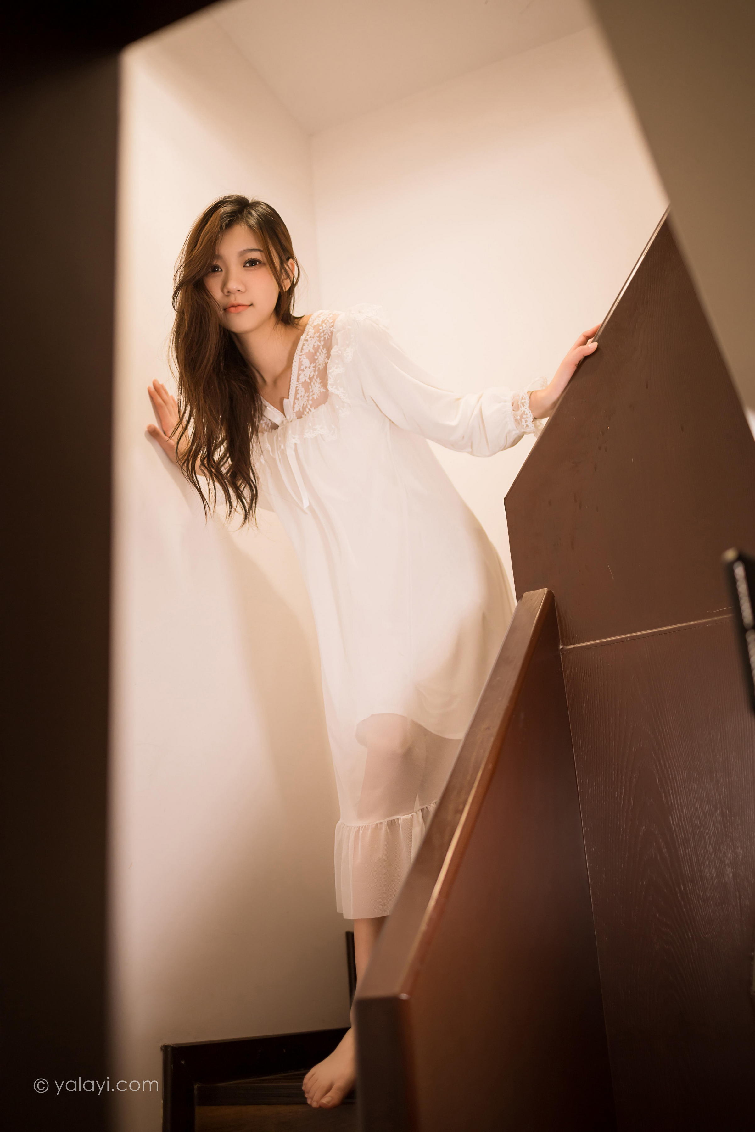 [YALAYI雅拉伊]2022.03.30 阁楼 梓瑶 白色透视睡衣裙性感写真集第12张