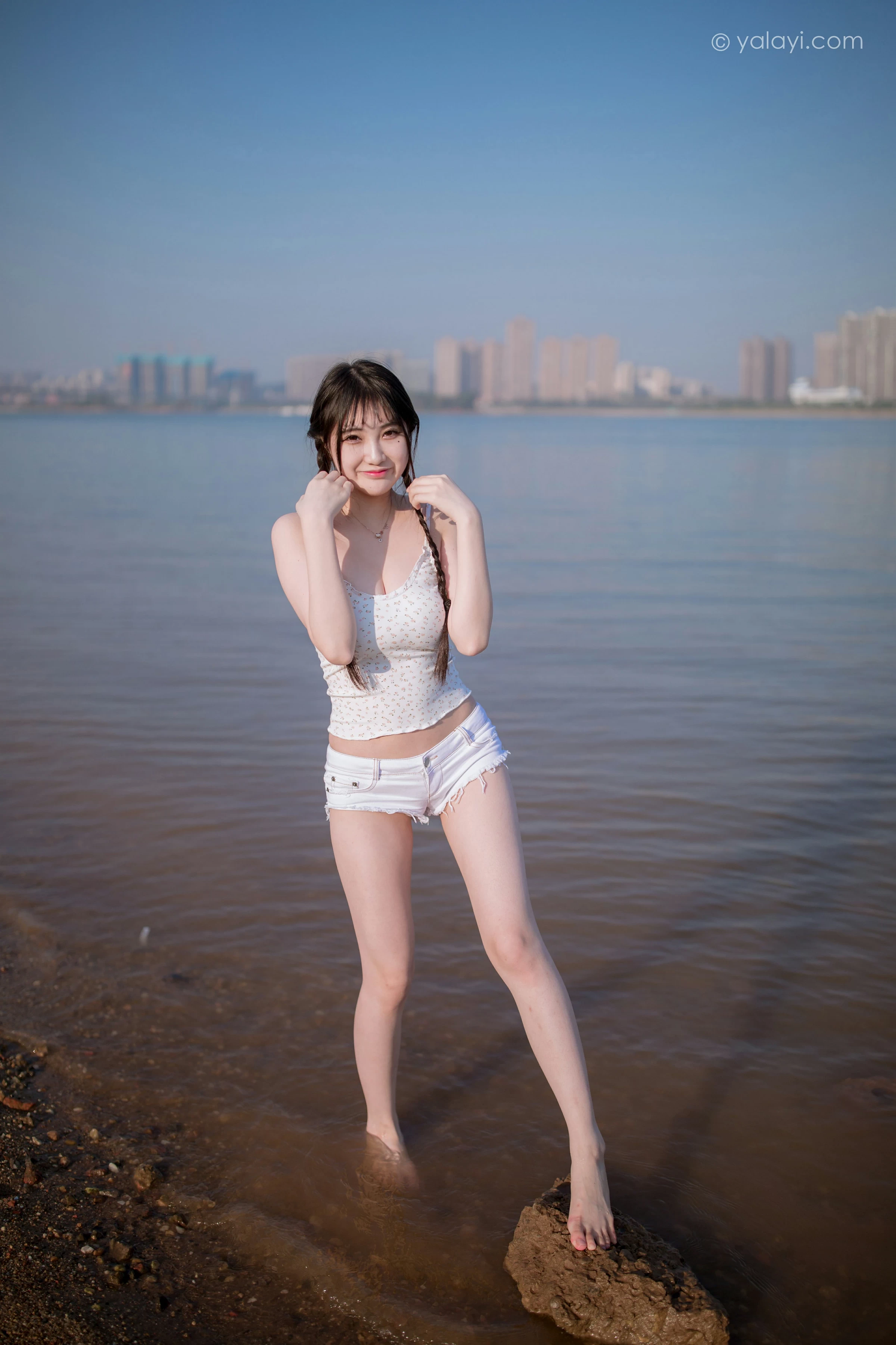 [YALAYI雅拉伊]NO.736 《去江边》 瓶儿 白色性感紧身小背心加牛仔热裤写真集第17张