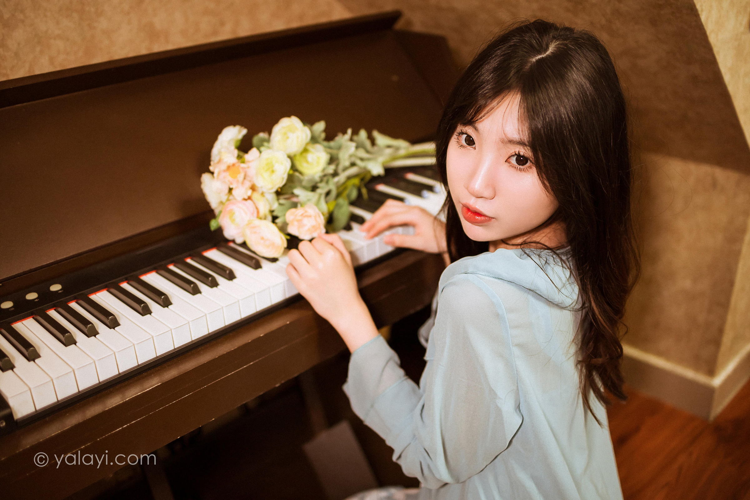 [YALAYI雅拉伊]2022.08.19 一去不复返 小乔 灰色外套加吊带连衣裙清纯写真集第3张