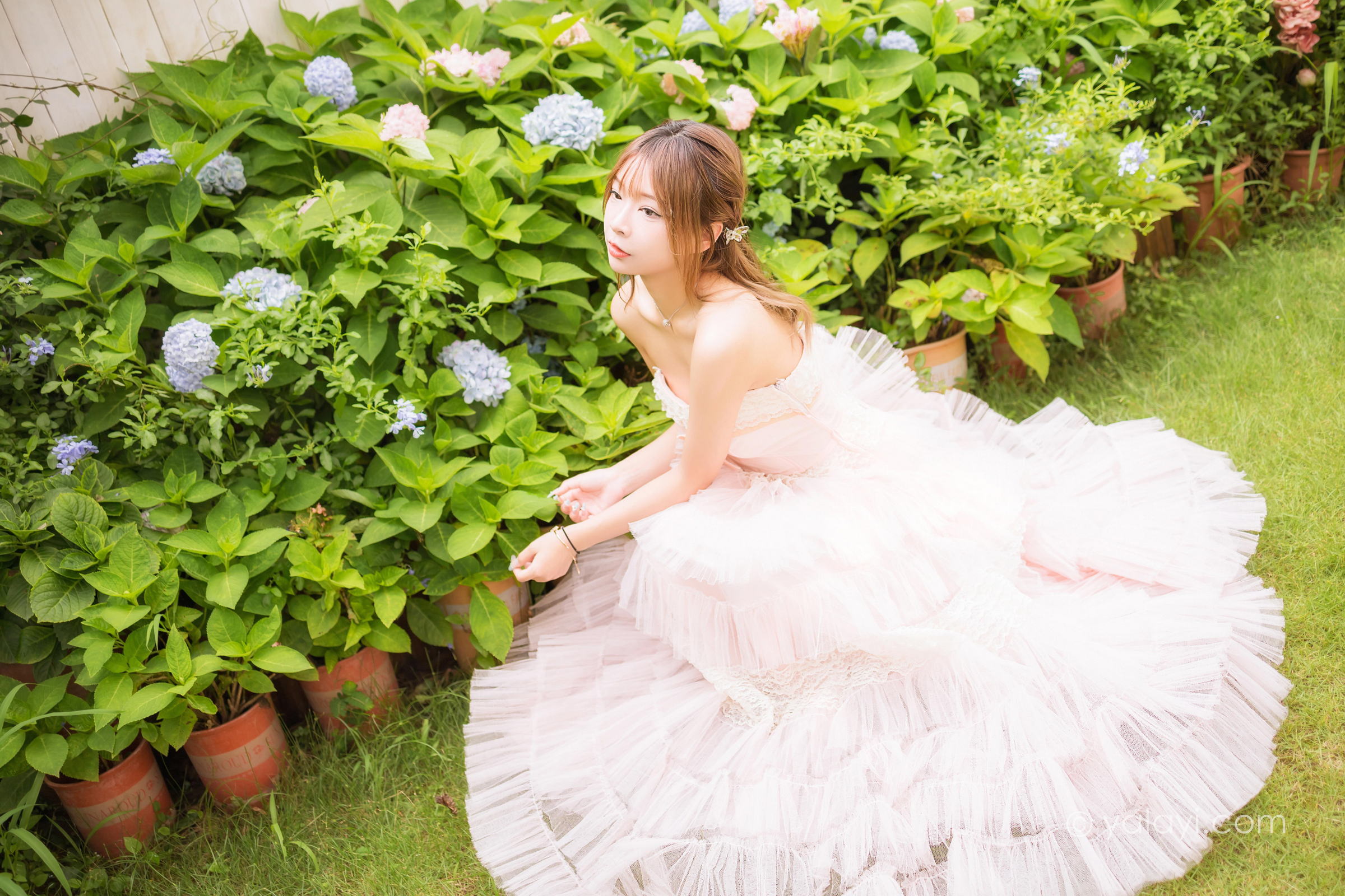 [YALAYI雅拉伊]2022.08.22 佳人 阿禾 粉色抹胸蕾丝加衣裙性感写真集第14张