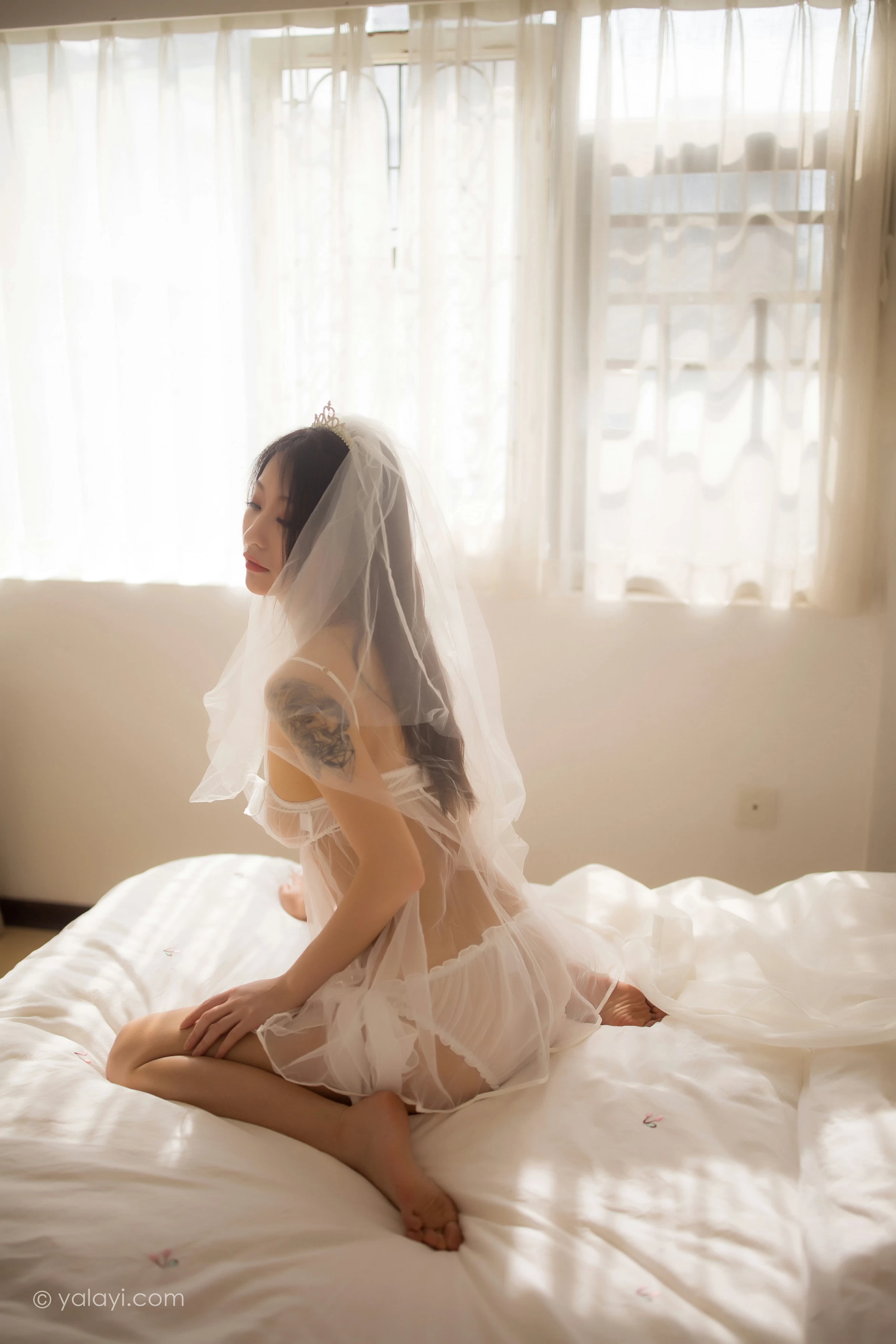 [YALAYI雅拉伊]NO.713 《等风也等你》 优优 白色透视情趣婚纱加情趣内衣性感私房写真集第2张
