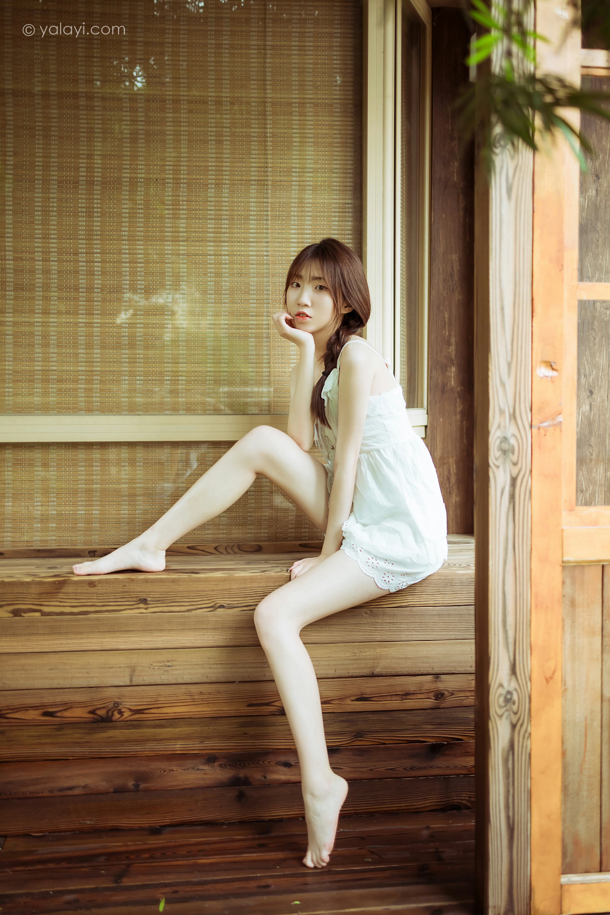 [YALAYI雅拉伊]NO.715 《雨后花园》 小乔 白色吊带连衣裙居家私房写真集第1张