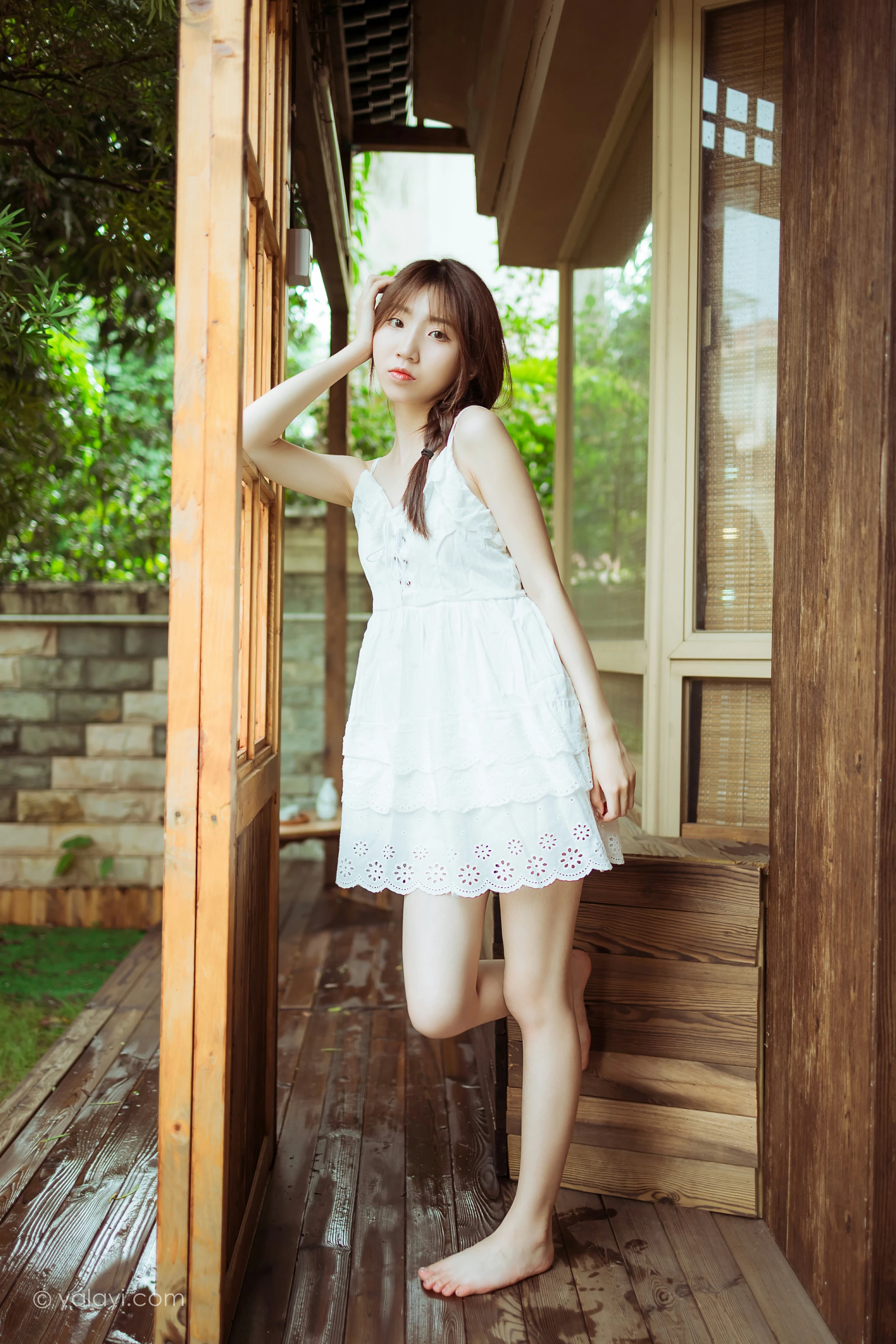 [YALAYI雅拉伊]NO.715 《雨后花园》 小乔 白色吊带连衣裙居家私房写真集第5张