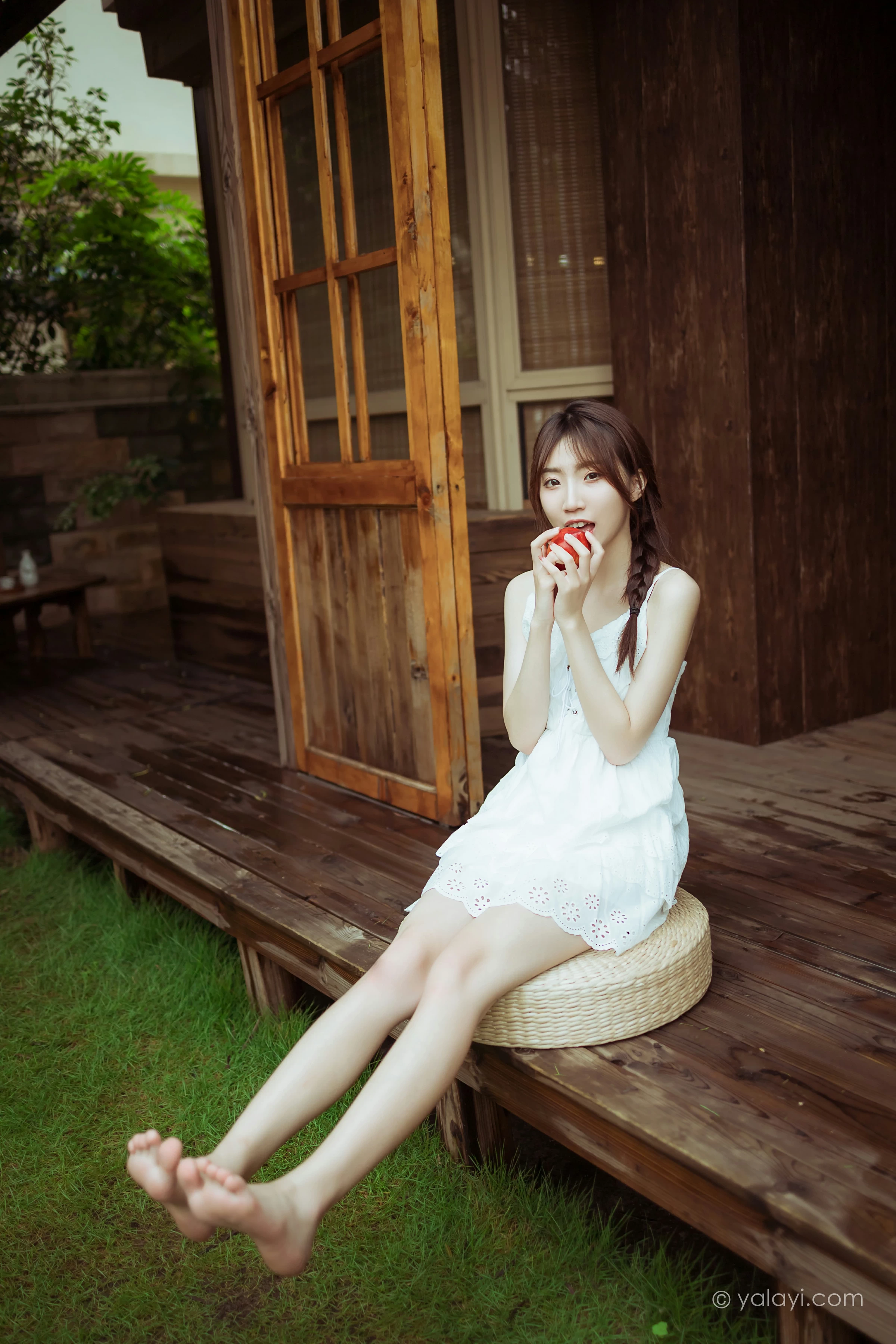 [YALAYI雅拉伊]NO.715 《雨后花园》 小乔 白色吊带连衣裙居家私房写真集第9张