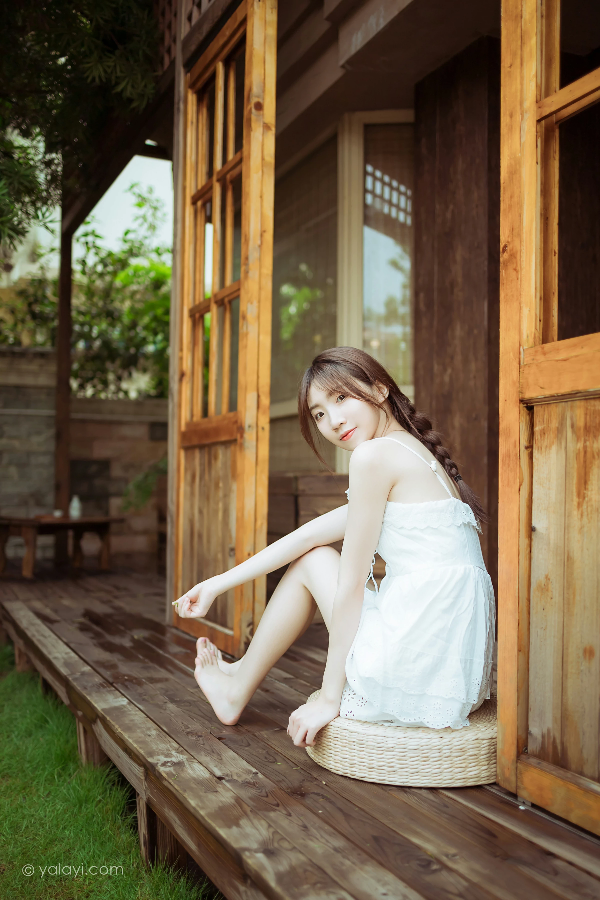 [YALAYI雅拉伊]NO.715 《雨后花园》 小乔 白色吊带连衣裙居家私房写真集第12张