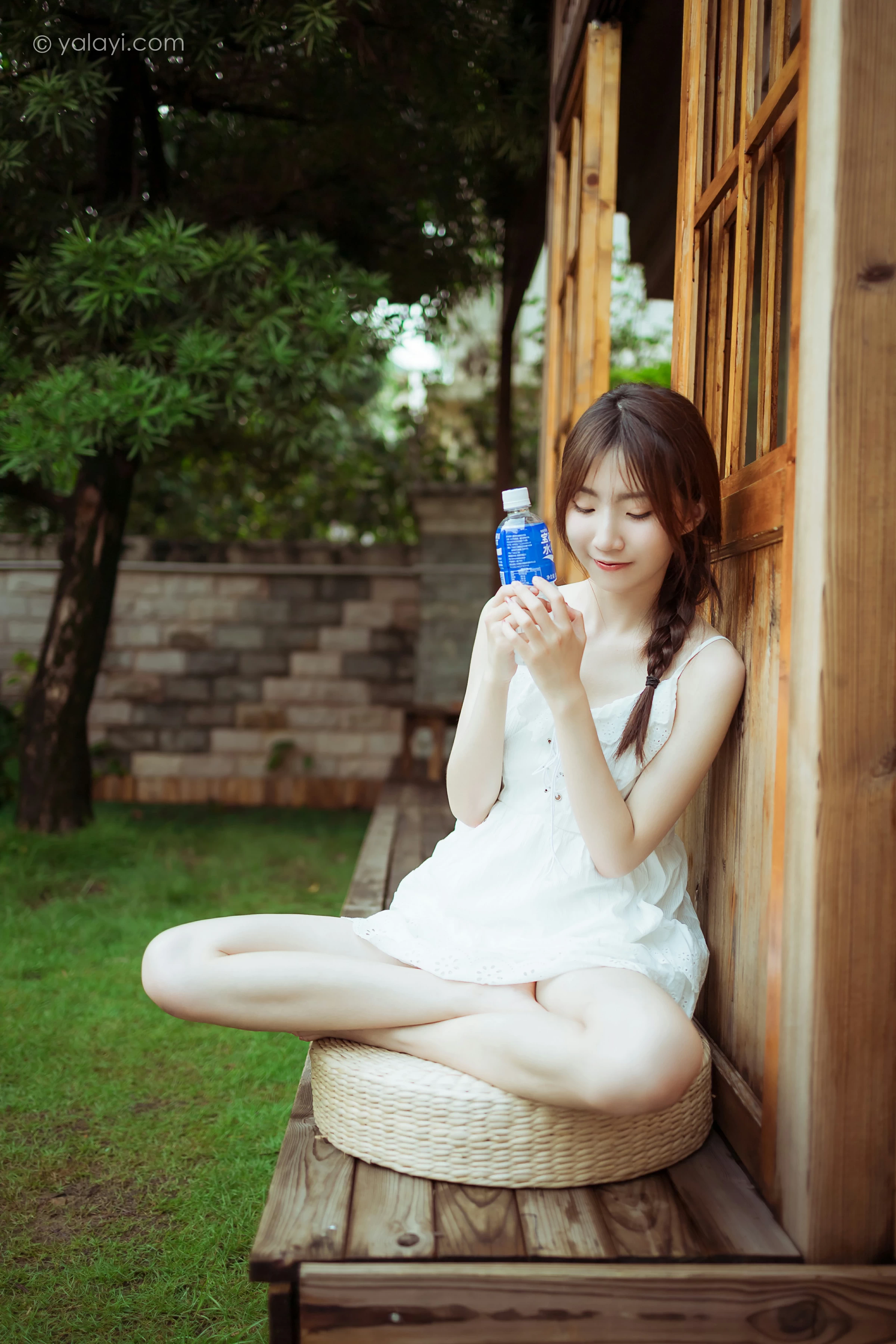 [YALAYI雅拉伊]NO.715 《雨后花园》 小乔 白色吊带连衣裙居家私房写真集第15张