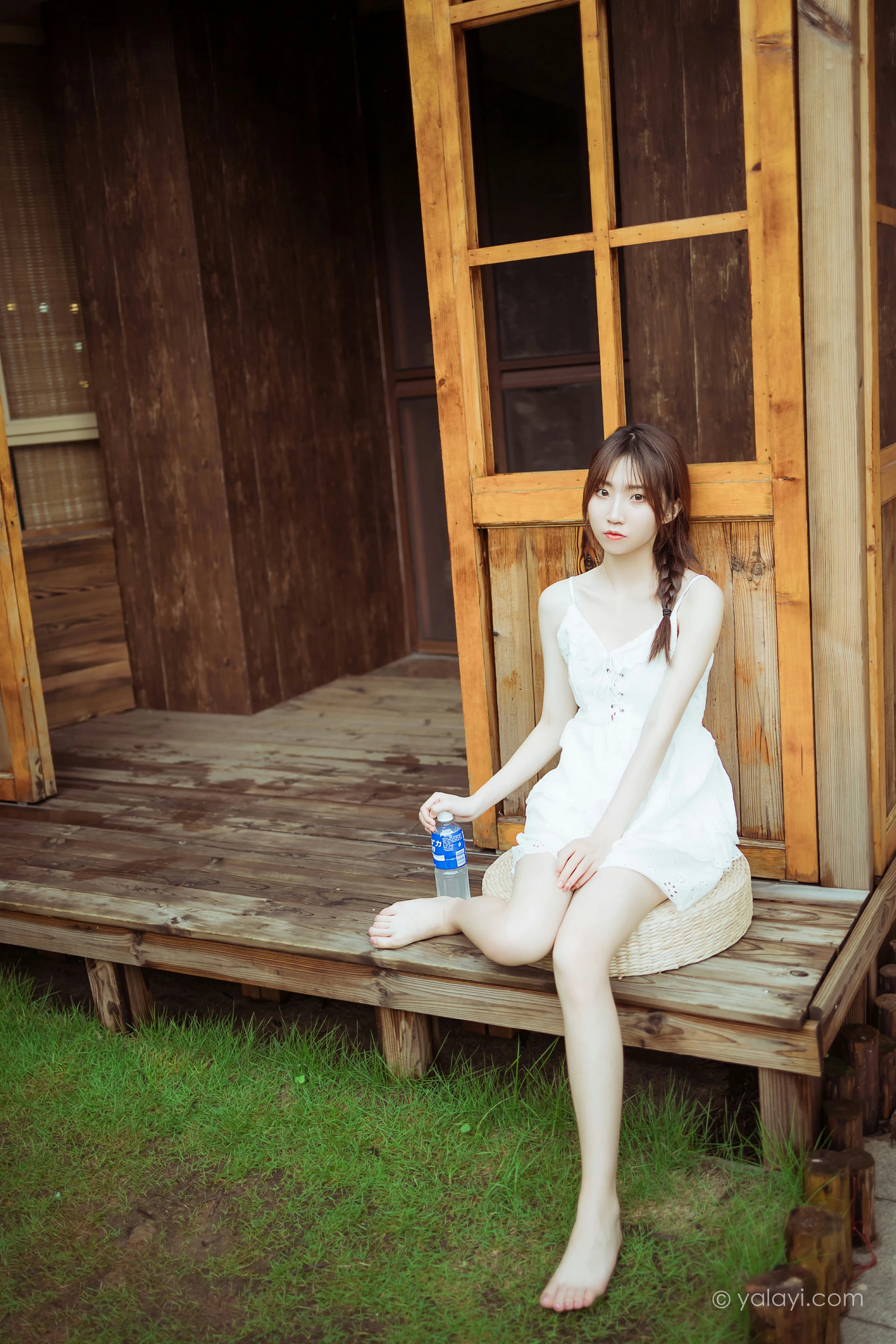 [YALAYI雅拉伊]NO.715 《雨后花园》 小乔 白色吊带连衣裙居家私房写真集第16张