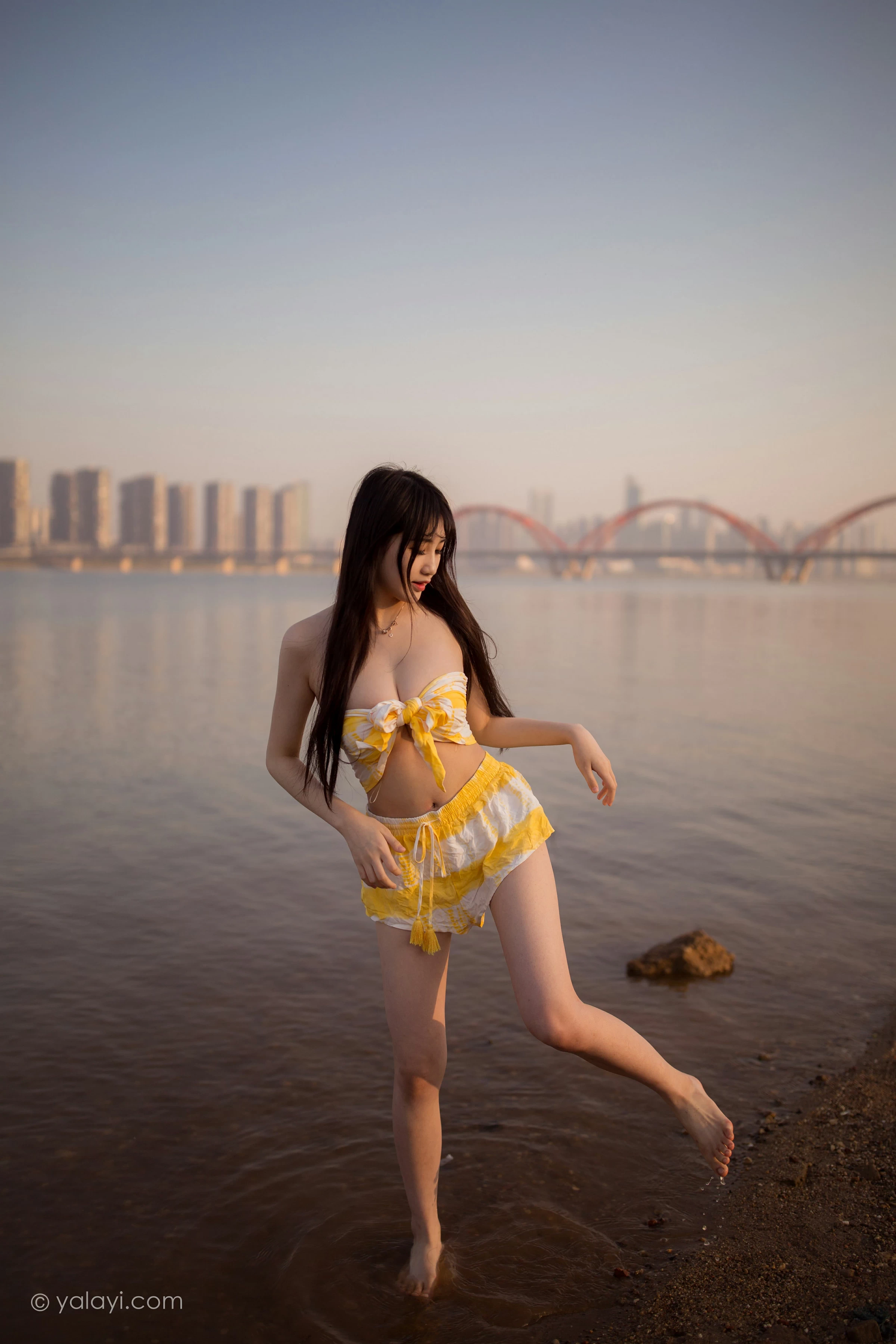 [YALAYI雅拉伊]NO.740 《令我忘餐》 瓶儿 黄色比基尼泳装加短裤性感写真集第3张