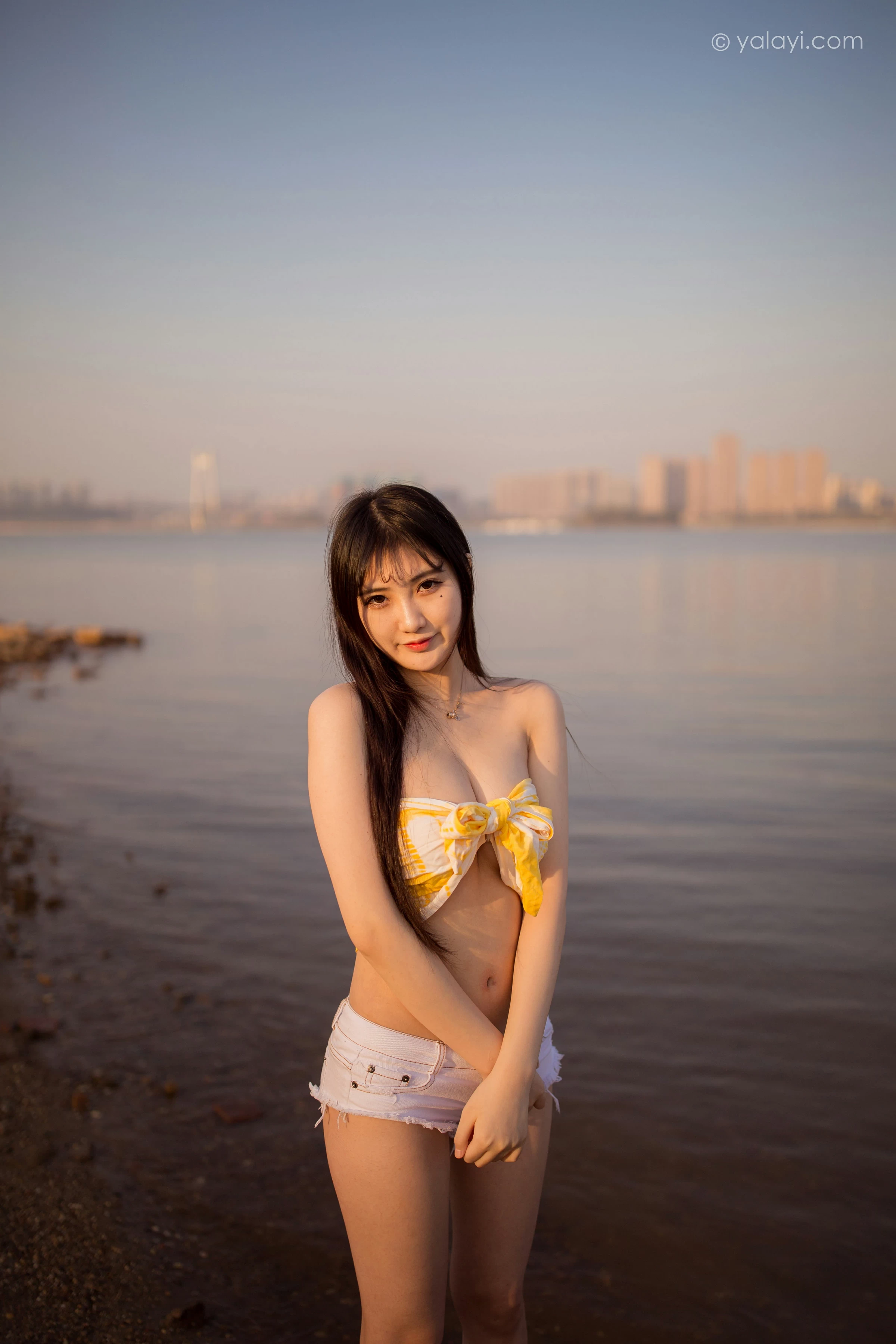 [YALAYI雅拉伊]NO.740 《令我忘餐》 瓶儿 黄色比基尼泳装加短裤性感写真集第1张