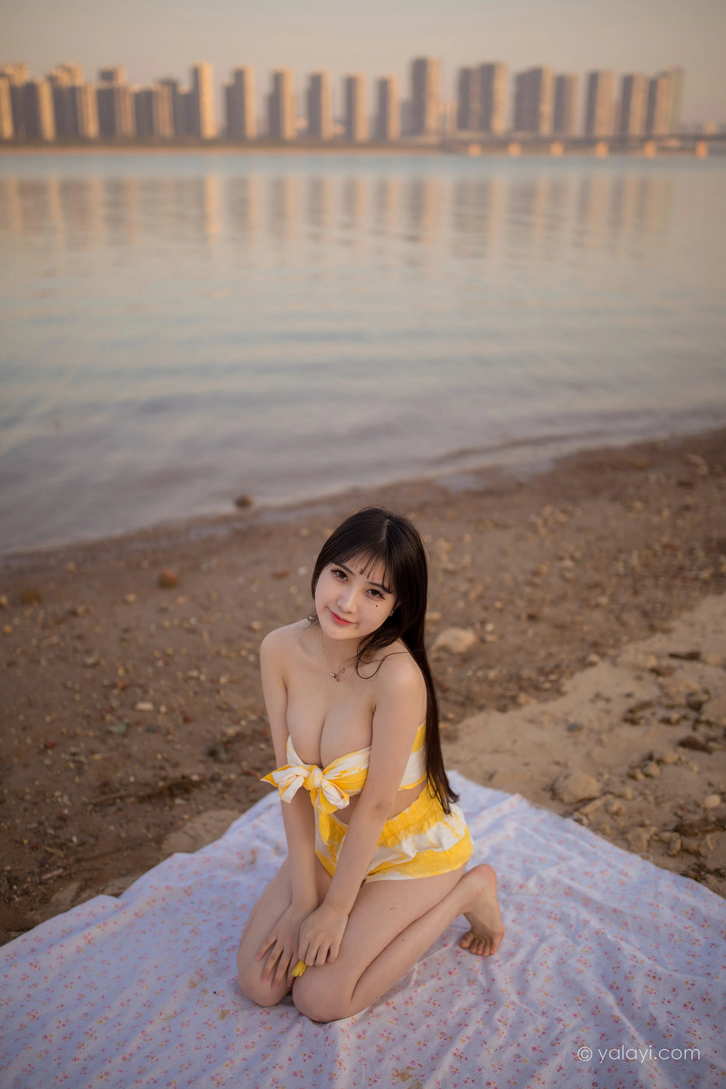 [YALAYI雅拉伊]NO.740 《令我忘餐》 瓶儿 黄色比基尼泳装加短裤性感写真集第7张