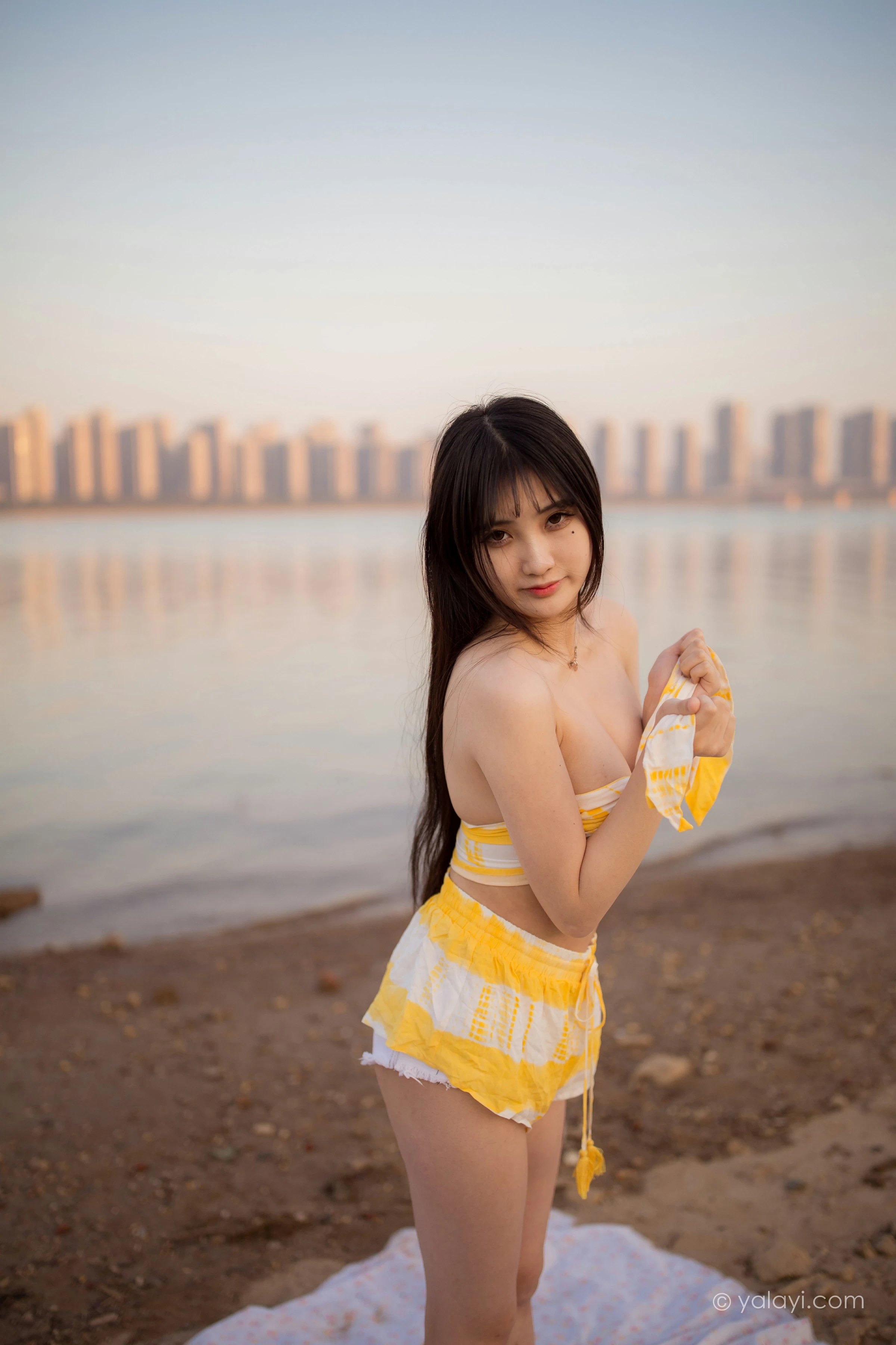 [YALAYI雅拉伊]NO.740 《令我忘餐》 瓶儿 黄色比基尼泳装加短裤性感写真集第13张