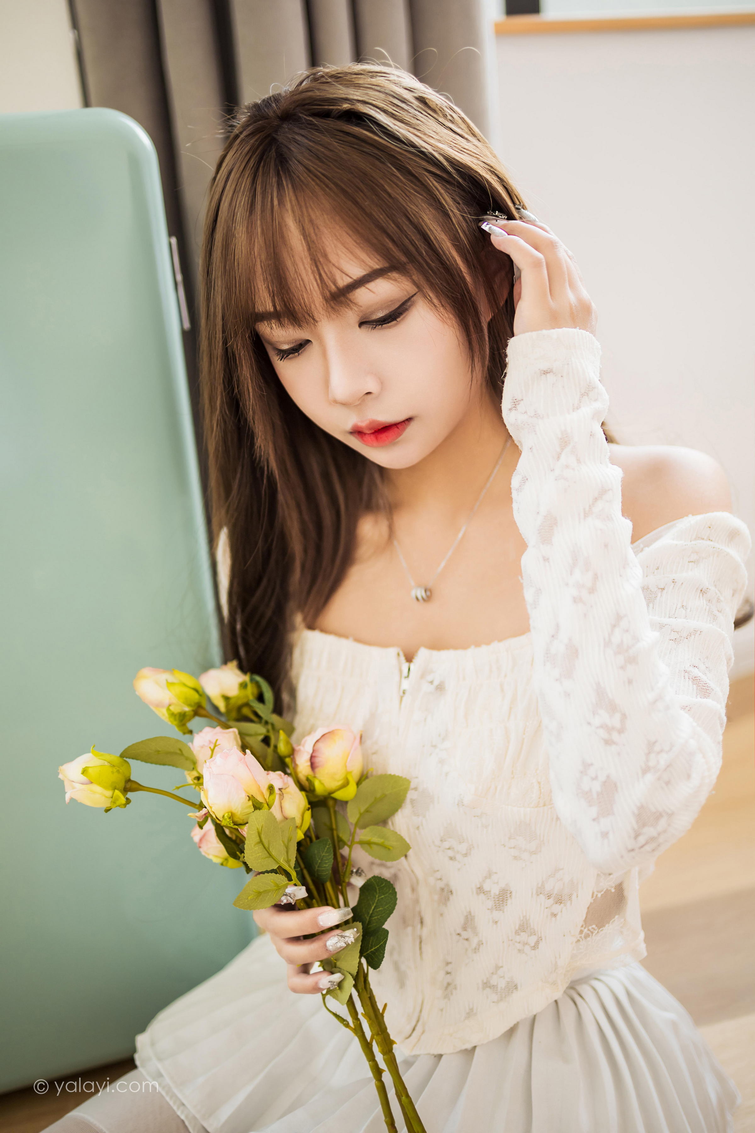 [YALAYI雅拉伊]2022.06.09 某一天 阿禾 白色透视蕾丝上衣与短裙加白色丝袜美腿清纯写真集第6张