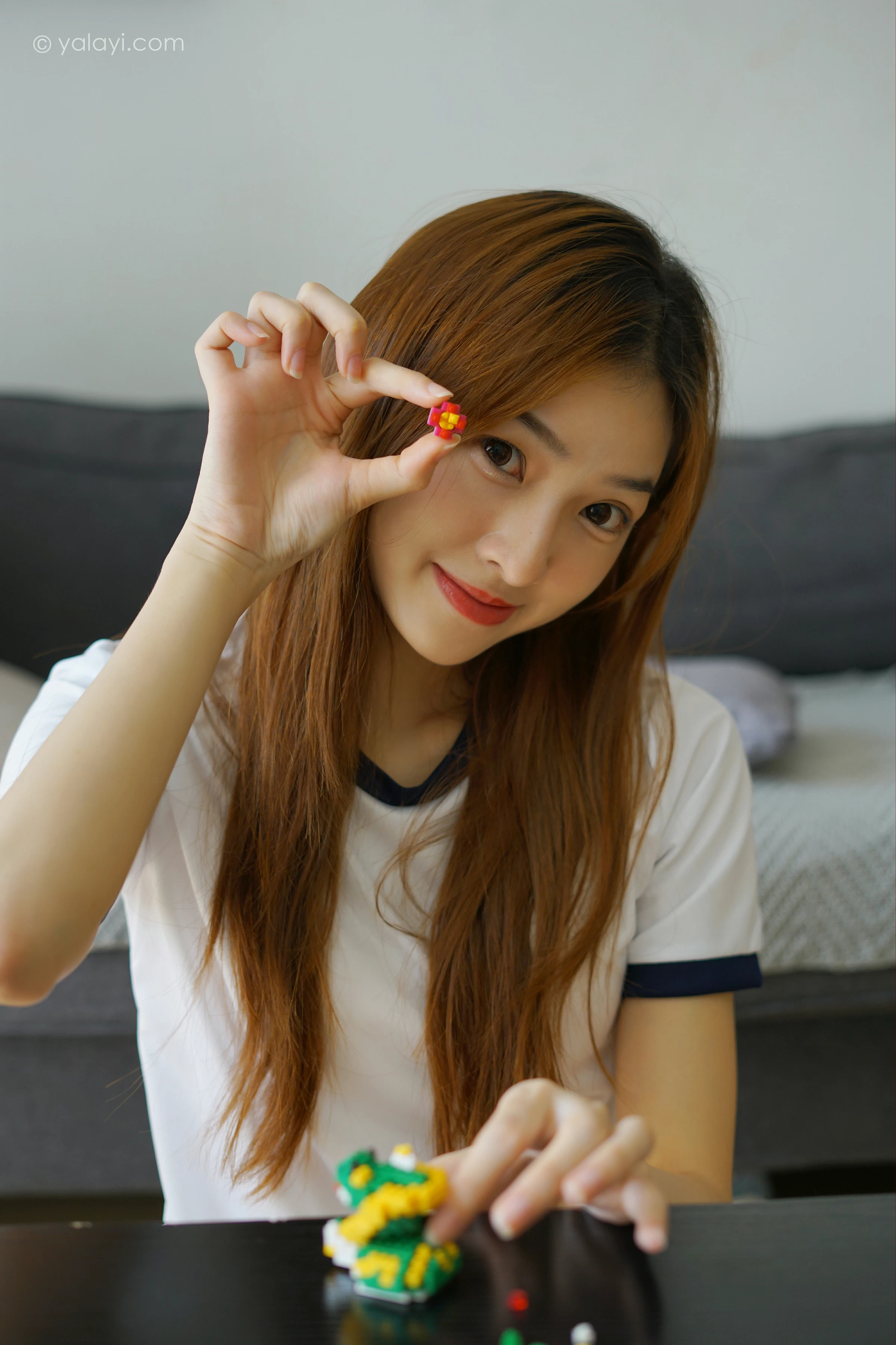 [YALAYI雅拉伊]2021.11.16 平常日子 楚媛 白色短袖加蓝色短裤居家私房写真集第7张