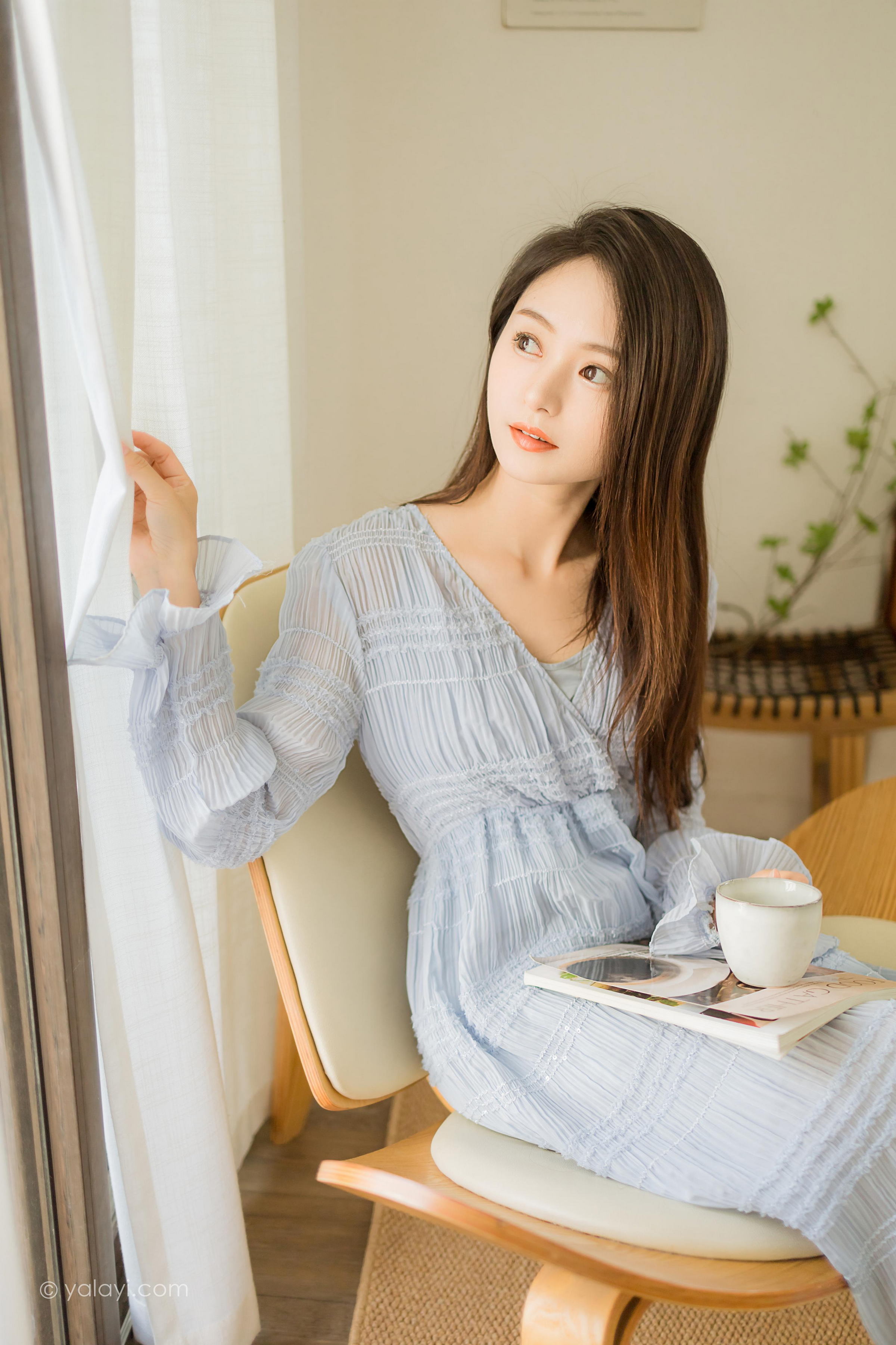 [YALAYI雅拉伊]2022.07.08 糖的滋味 沐兰 淡蓝色透视连衣裙加肉丝美腿清纯写真集第13张