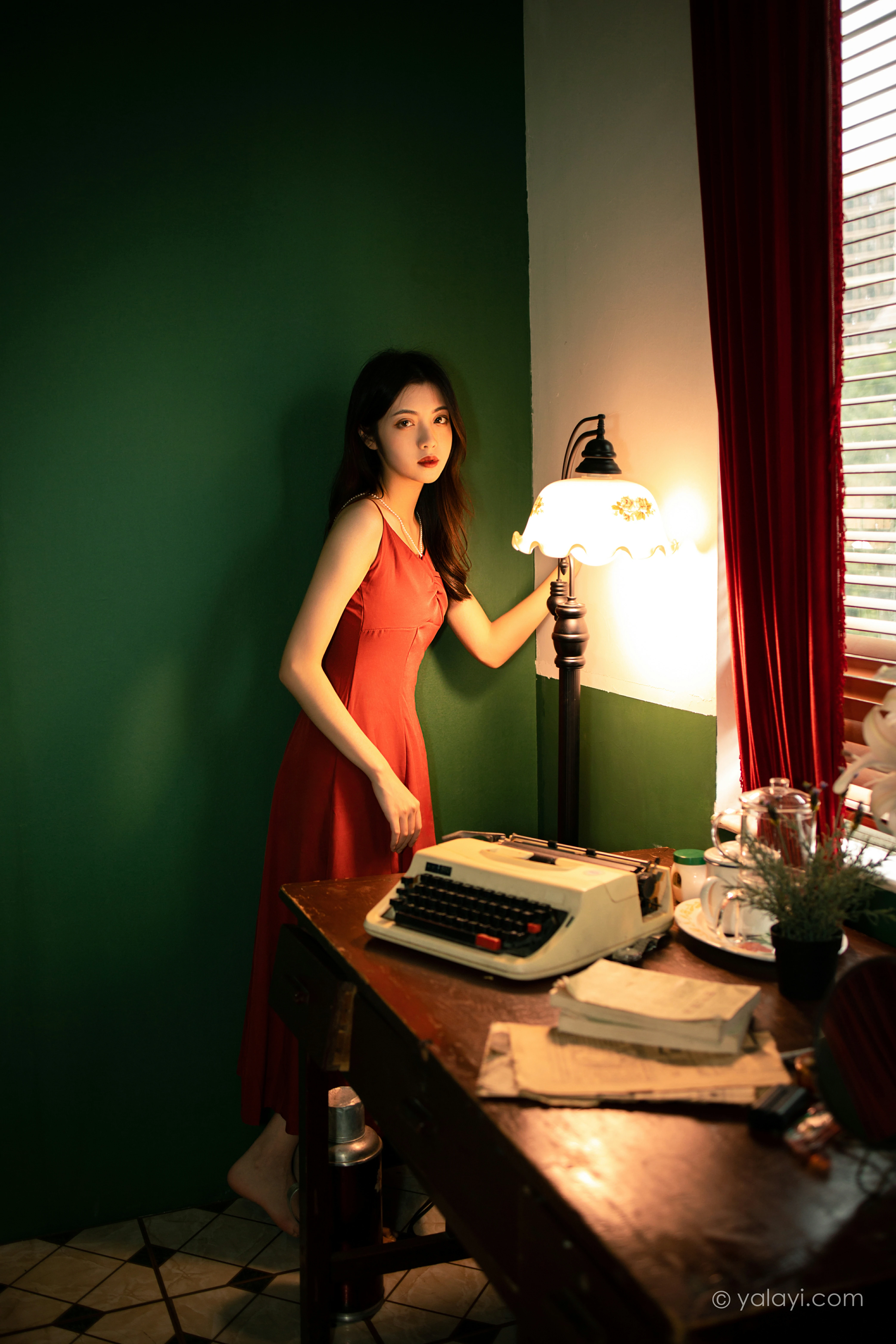 [YALAYI雅拉伊]NO.855 回到过去 梓文 红色吊带裸背连衣裙居家性感写真集第5张