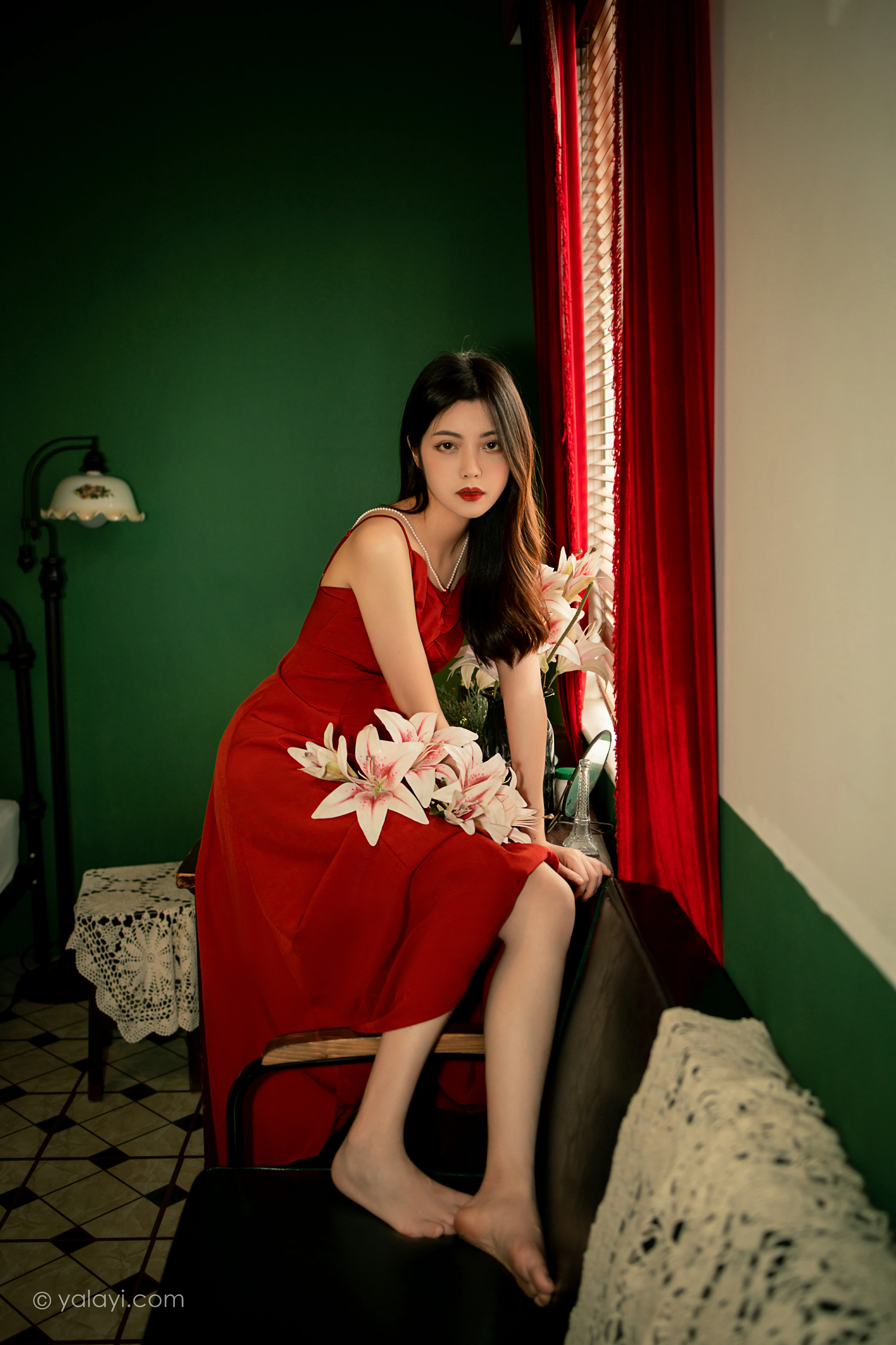 [YALAYI雅拉伊]NO.855 回到过去 梓文 红色吊带裸背连衣裙居家性感写真集第3张