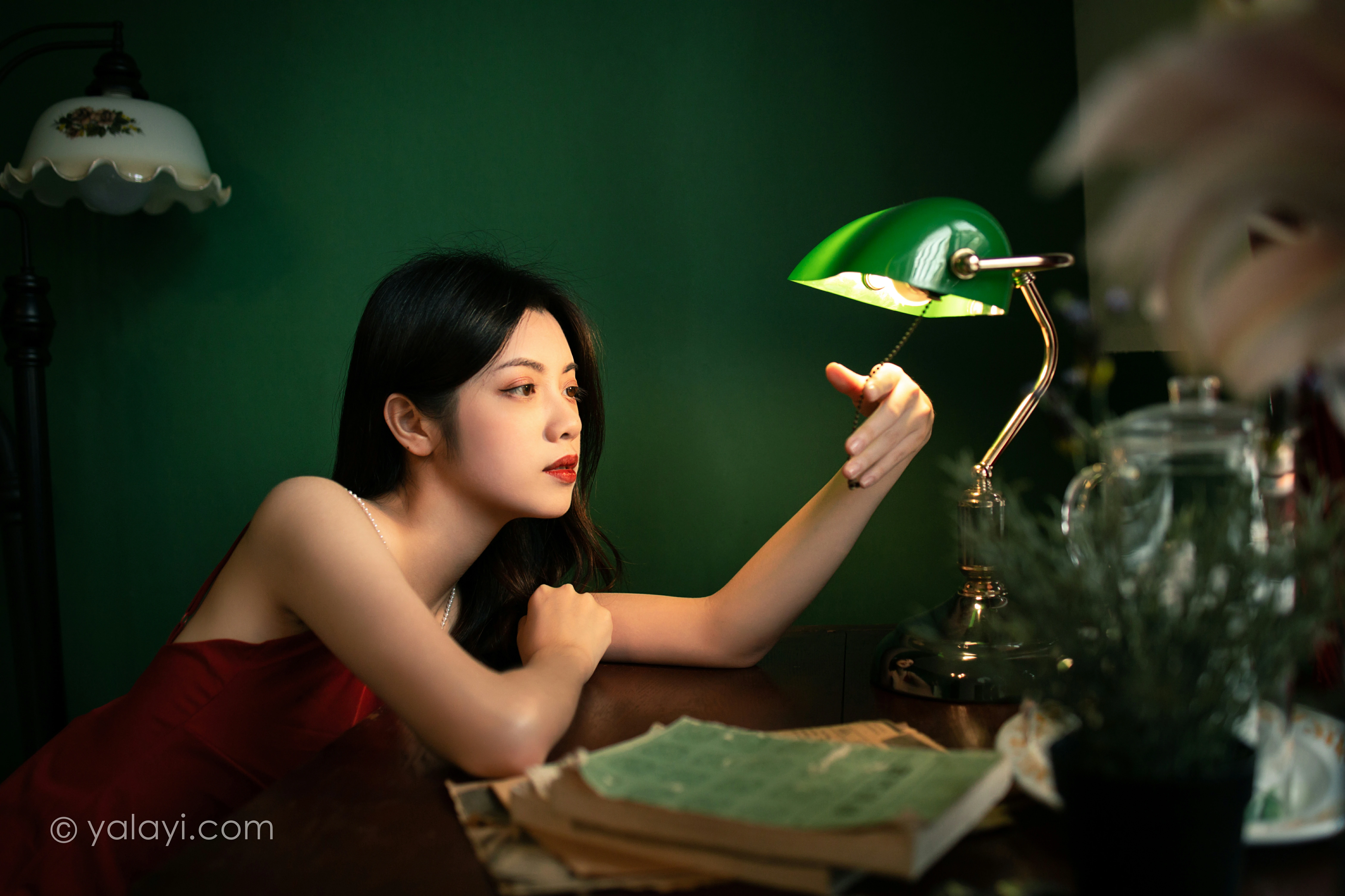 [YALAYI雅拉伊]NO.855 回到过去 梓文 红色吊带裸背连衣裙居家性感写真集第8张