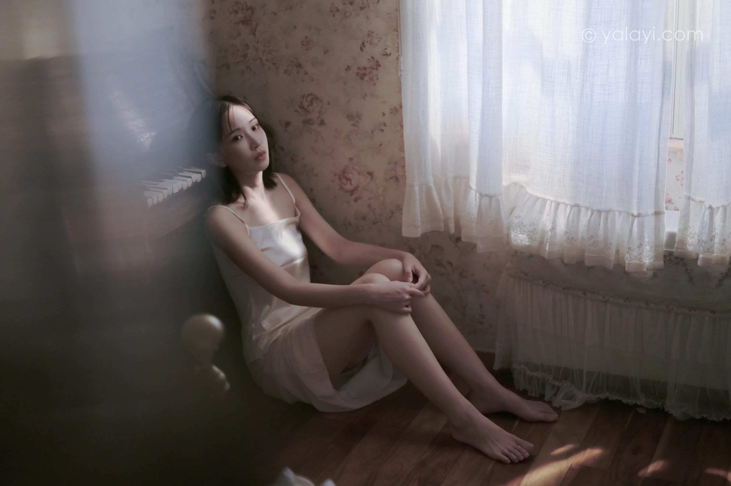[YALAYI雅拉伊]NO.696 《孤独患者》 妍妍 白色性感小背心加粉色长裙私房写真集第3张