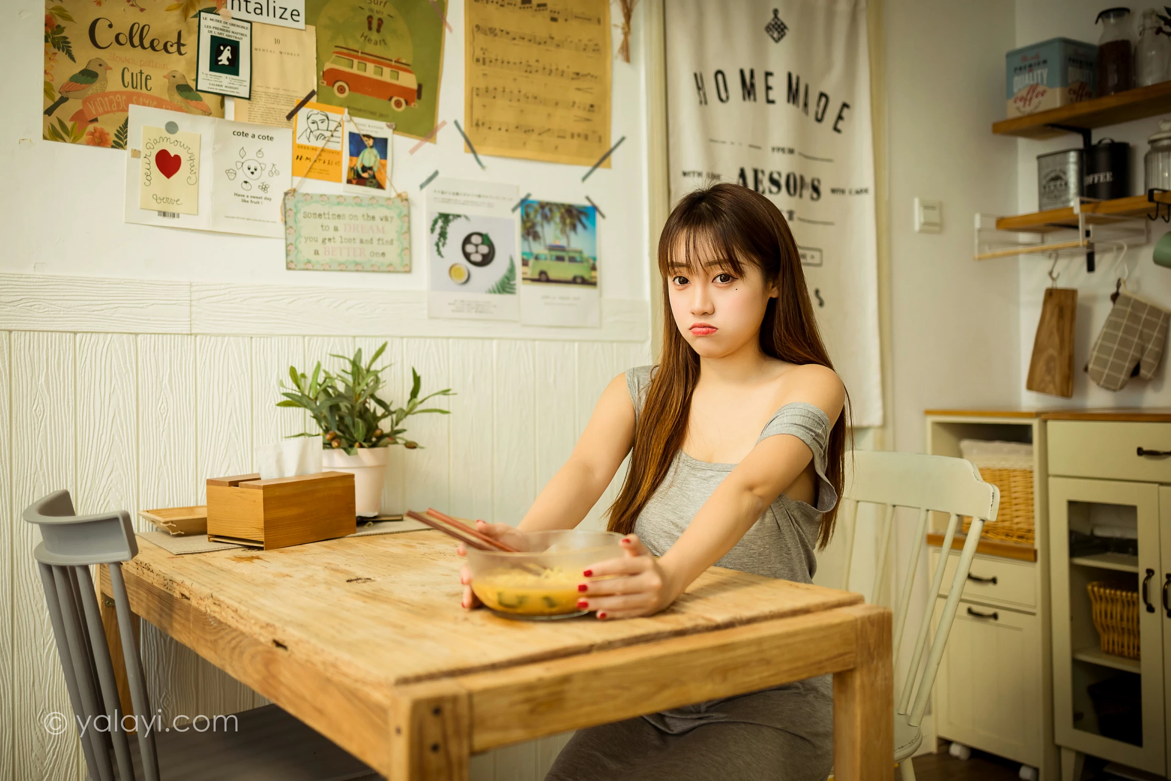 [YALAYI雅拉伊]NO.710 《吃货女友》 虞艺 灰色连衣裙居家性感私房写真集第3张