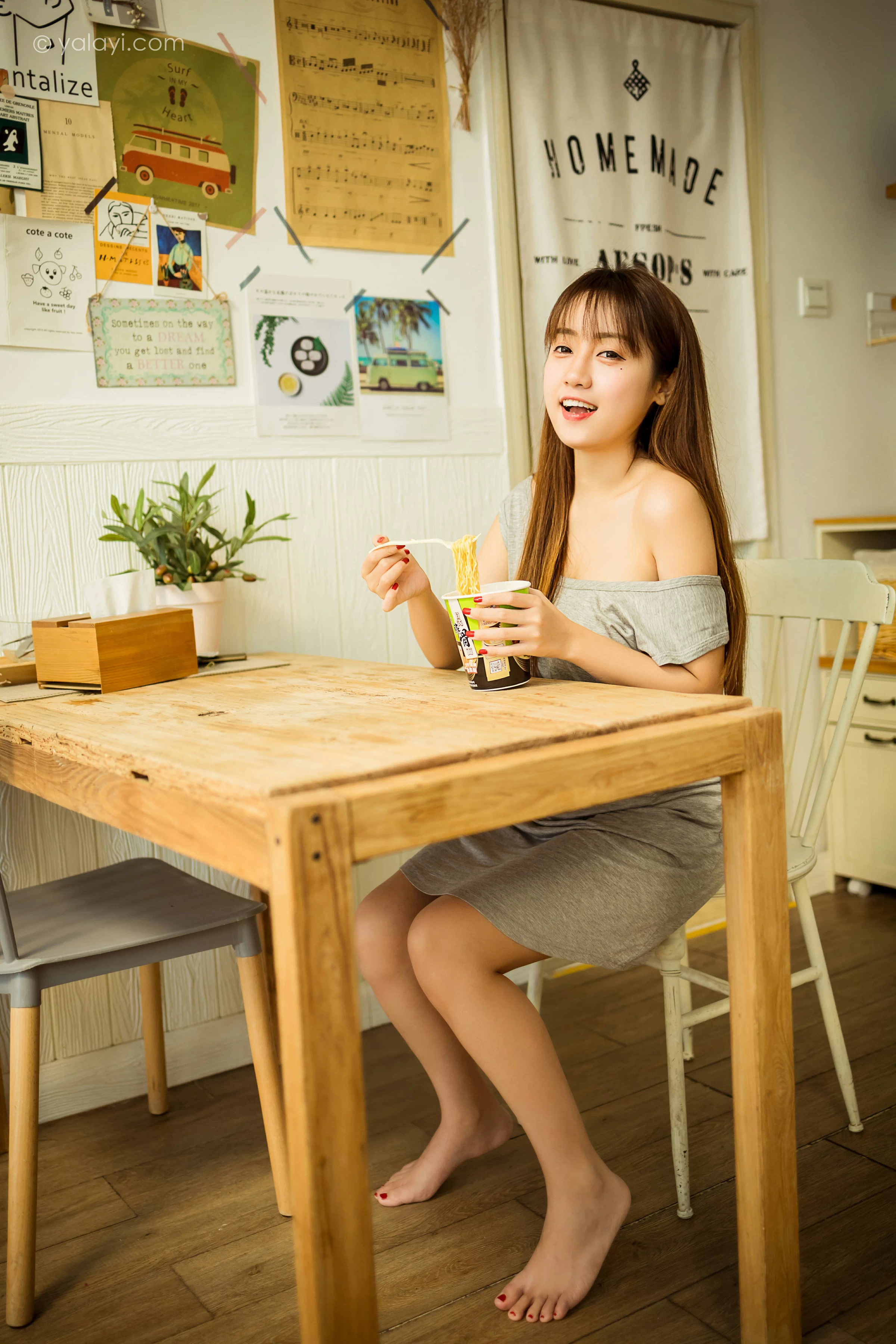 [YALAYI雅拉伊]NO.710 《吃货女友》 虞艺 灰色连衣裙居家性感私房写真集第3张
