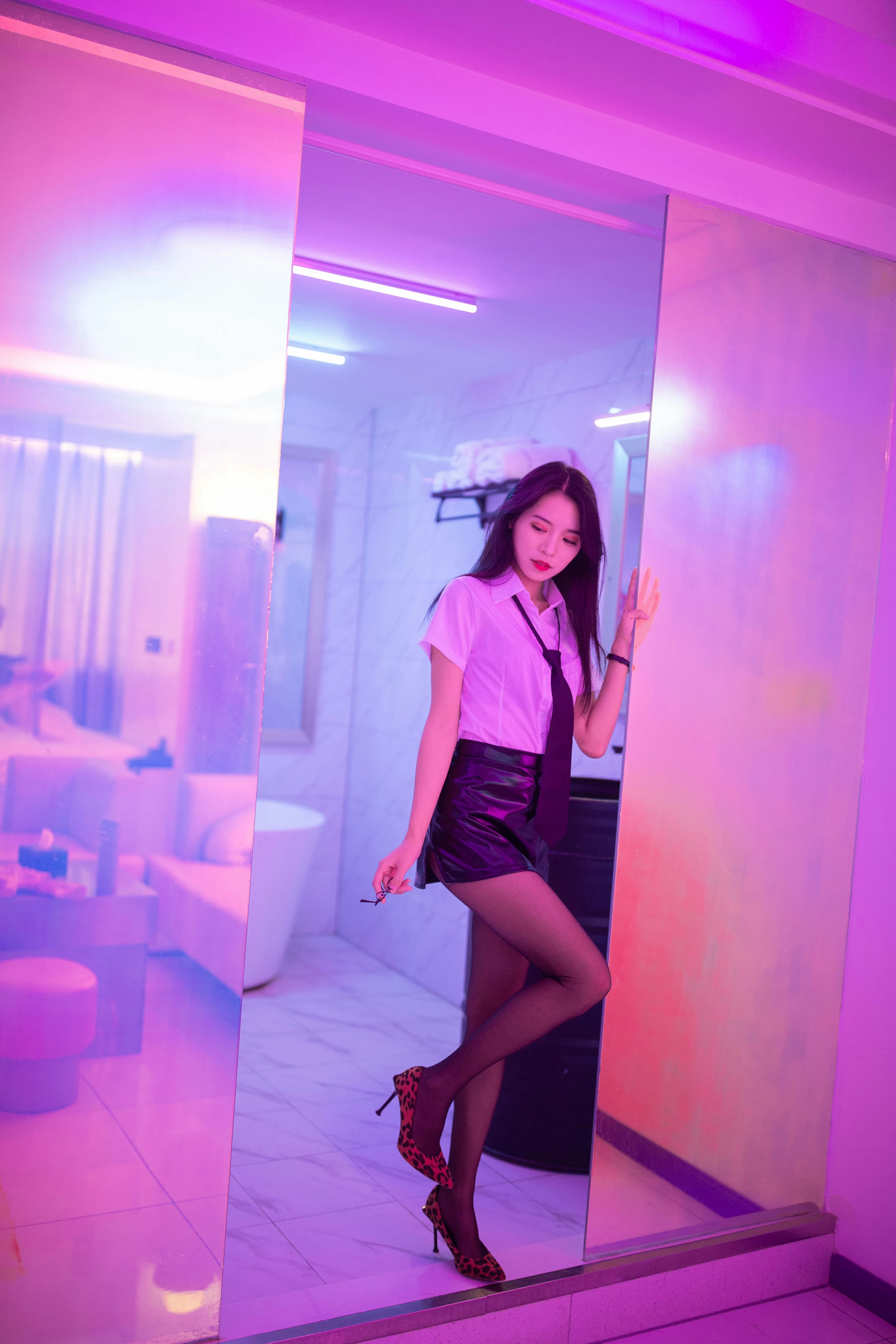 [YALAYI雅拉伊]NO.722 《霓虹甜心》 丽雅 白色衬衫与黑色短裙加黑丝美腿性感私房写真集第1张