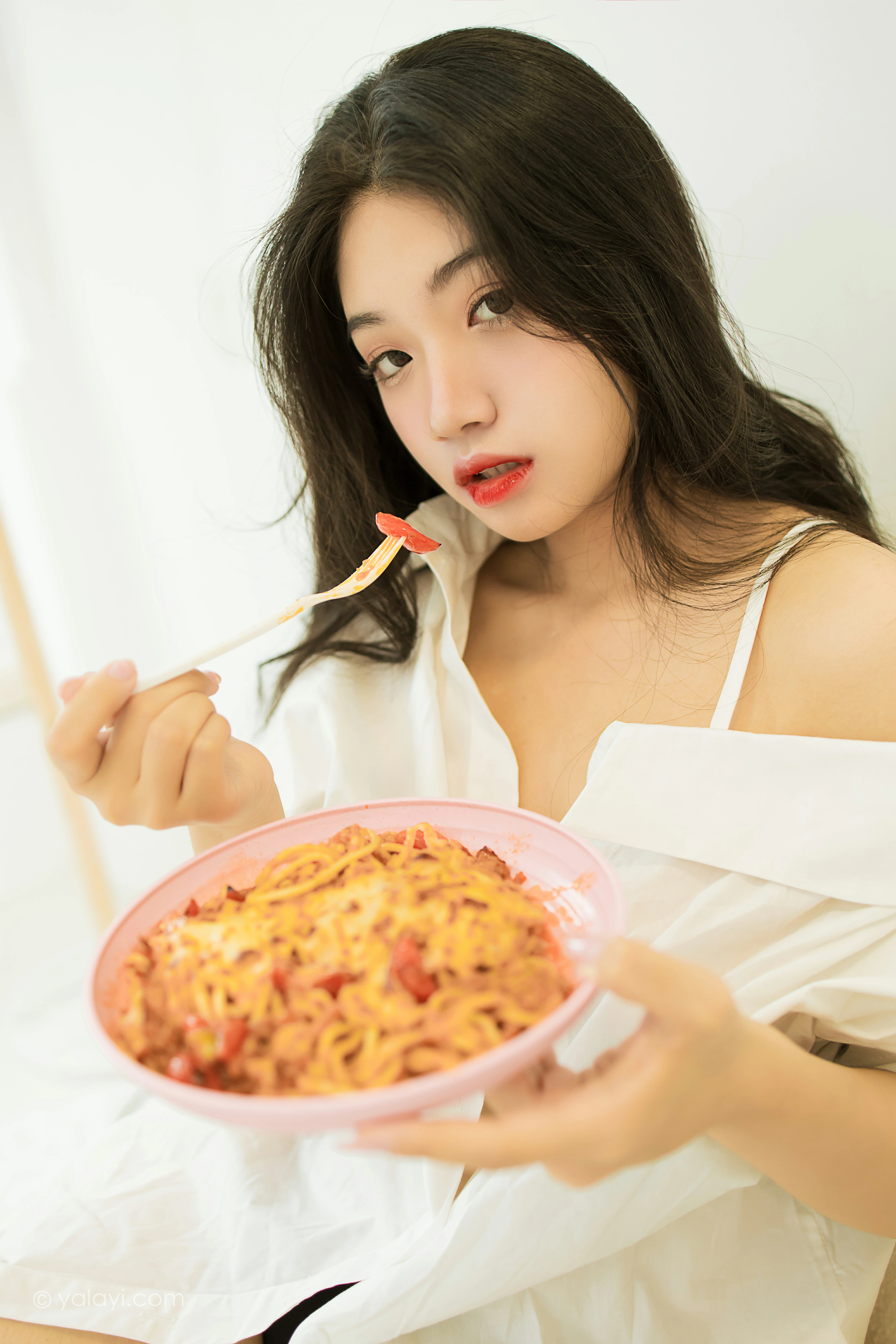 [YALAYI雅拉伊]NO.846 亲密爱人 孙小怡 白色衬衫加内衣性感私房写真集第10张