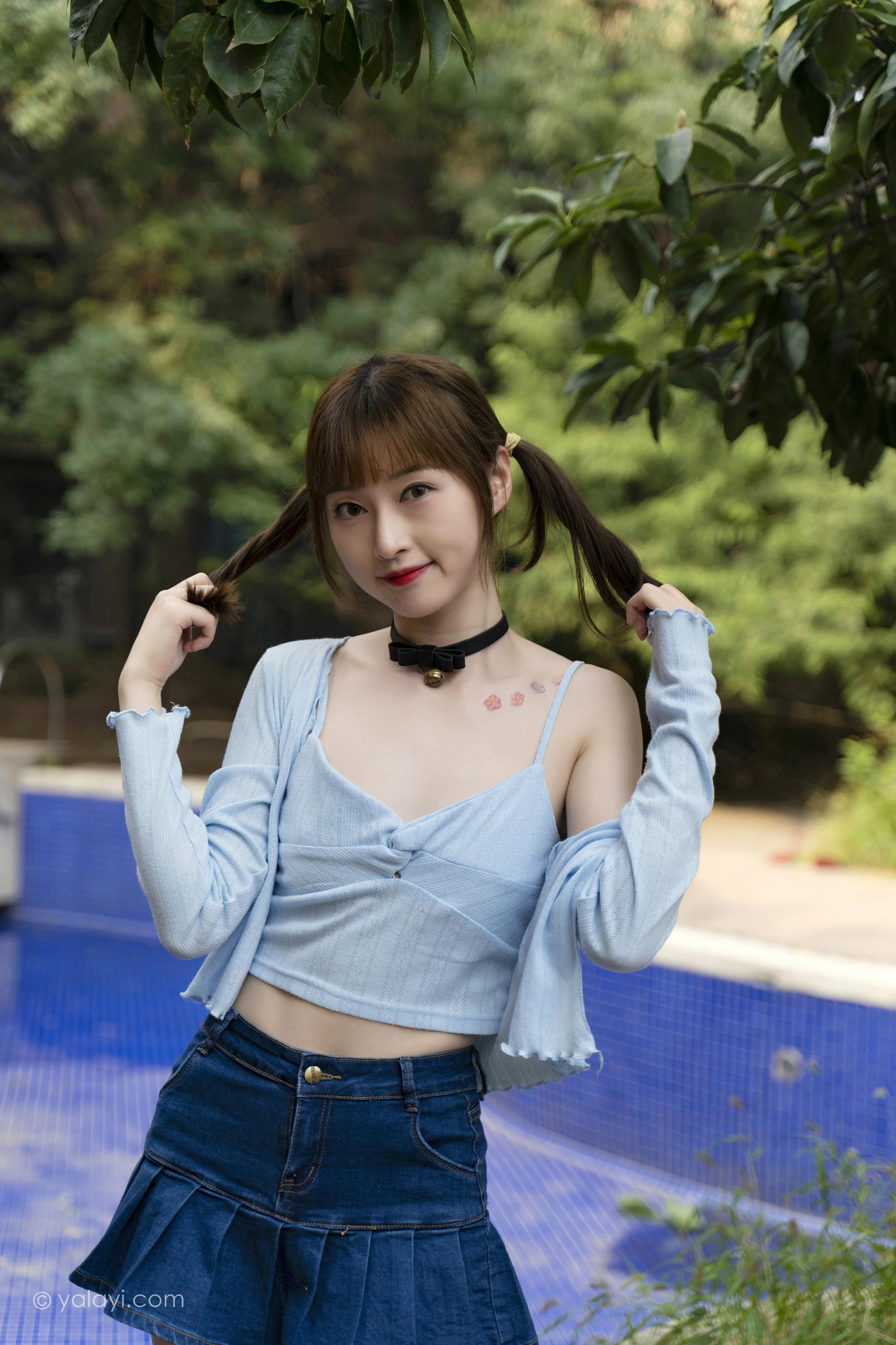 [YALAYI雅拉伊]NO.847 阳光下 京京 蓝色衬衫与小背心加牛仔短裙清纯可爱写真集第10张