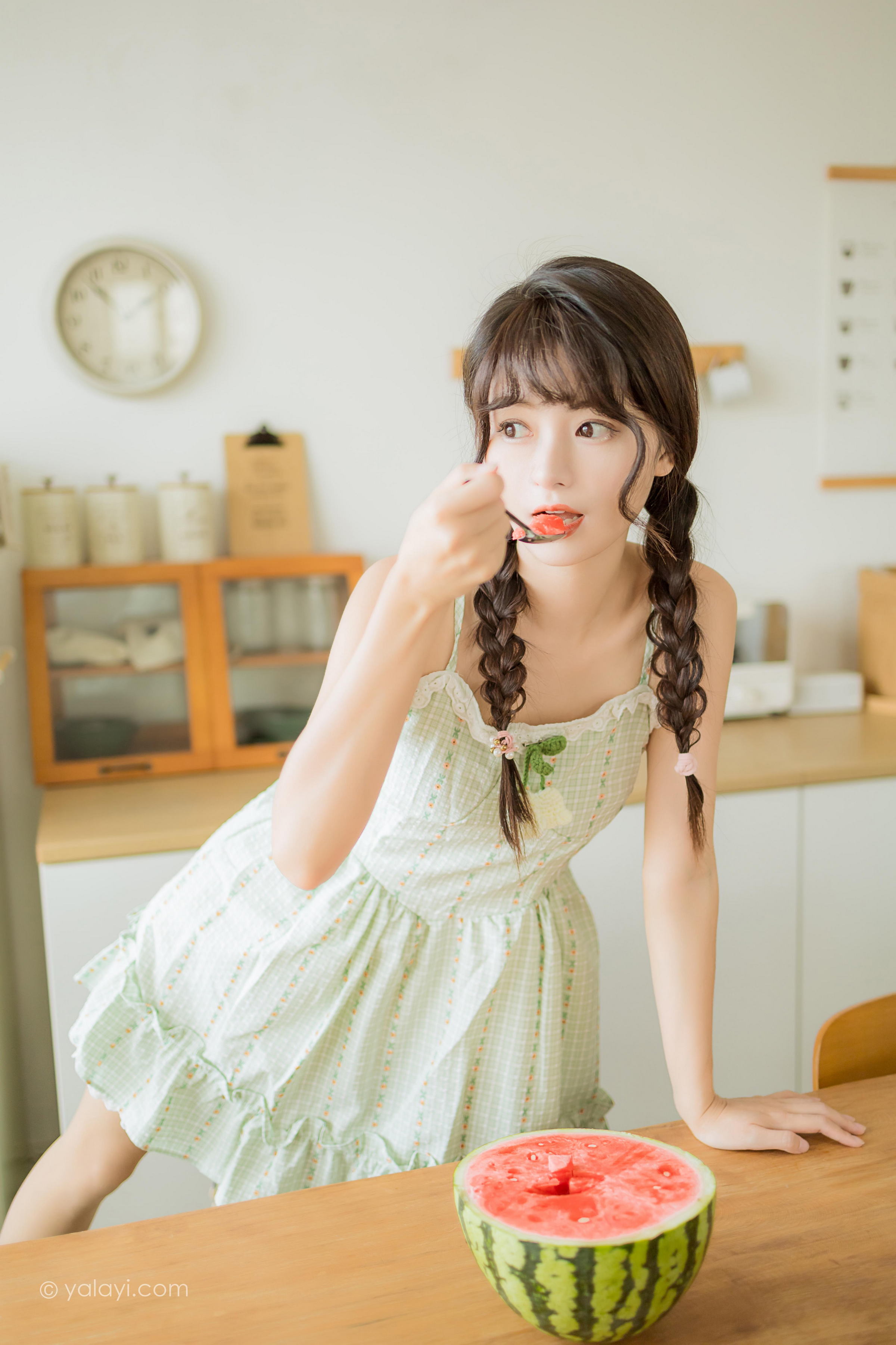 [YALAYI雅拉伊]2022.08.01 夏日甜瓜 小亭 淡青色吊带连衣裙加白色纯绵袜清纯可爱私房写真集第5张