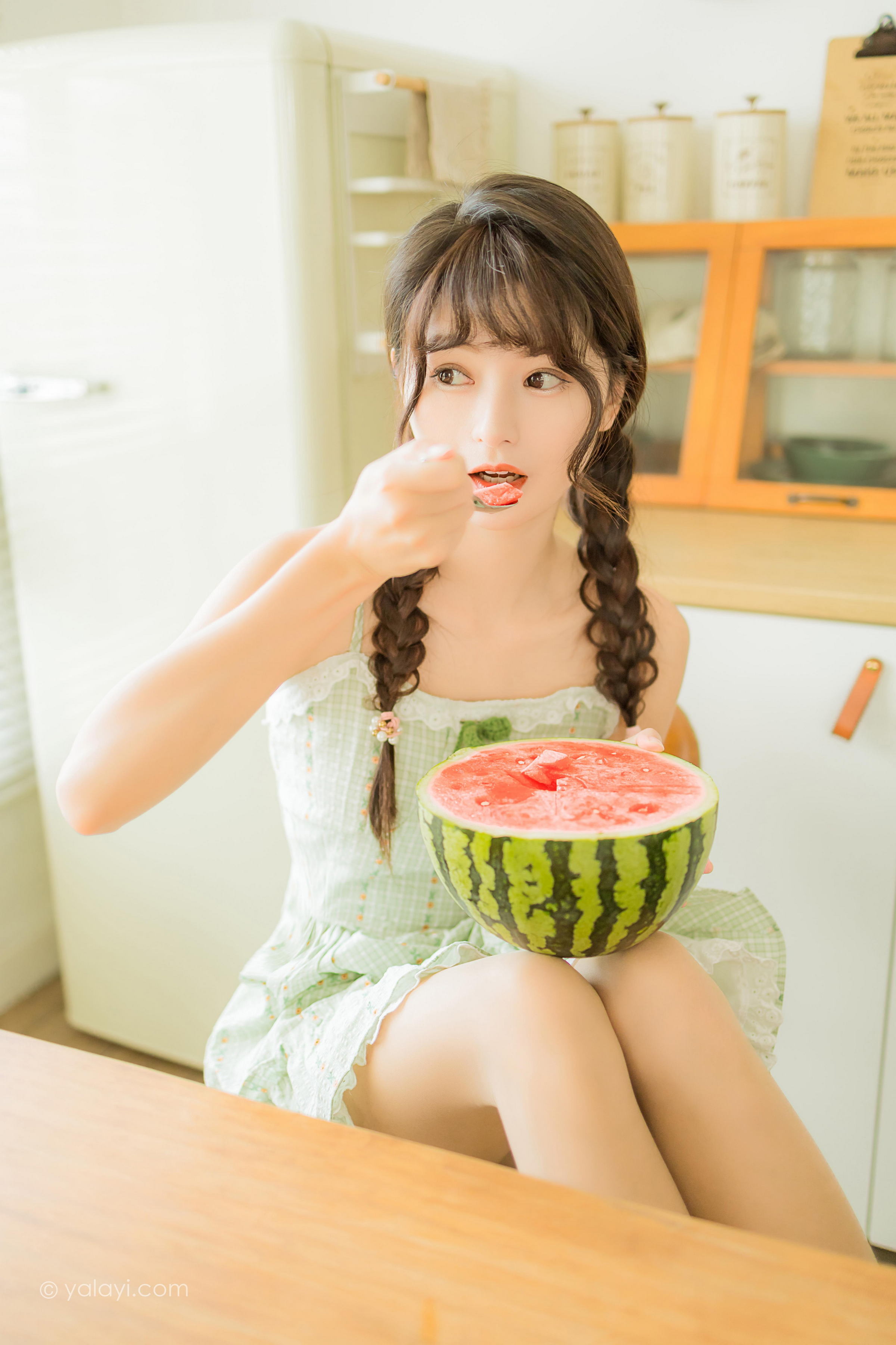 [YALAYI雅拉伊]2022.08.01 夏日甜瓜 小亭 淡青色吊带连衣裙加白色纯绵袜清纯可爱私房写真集第2张