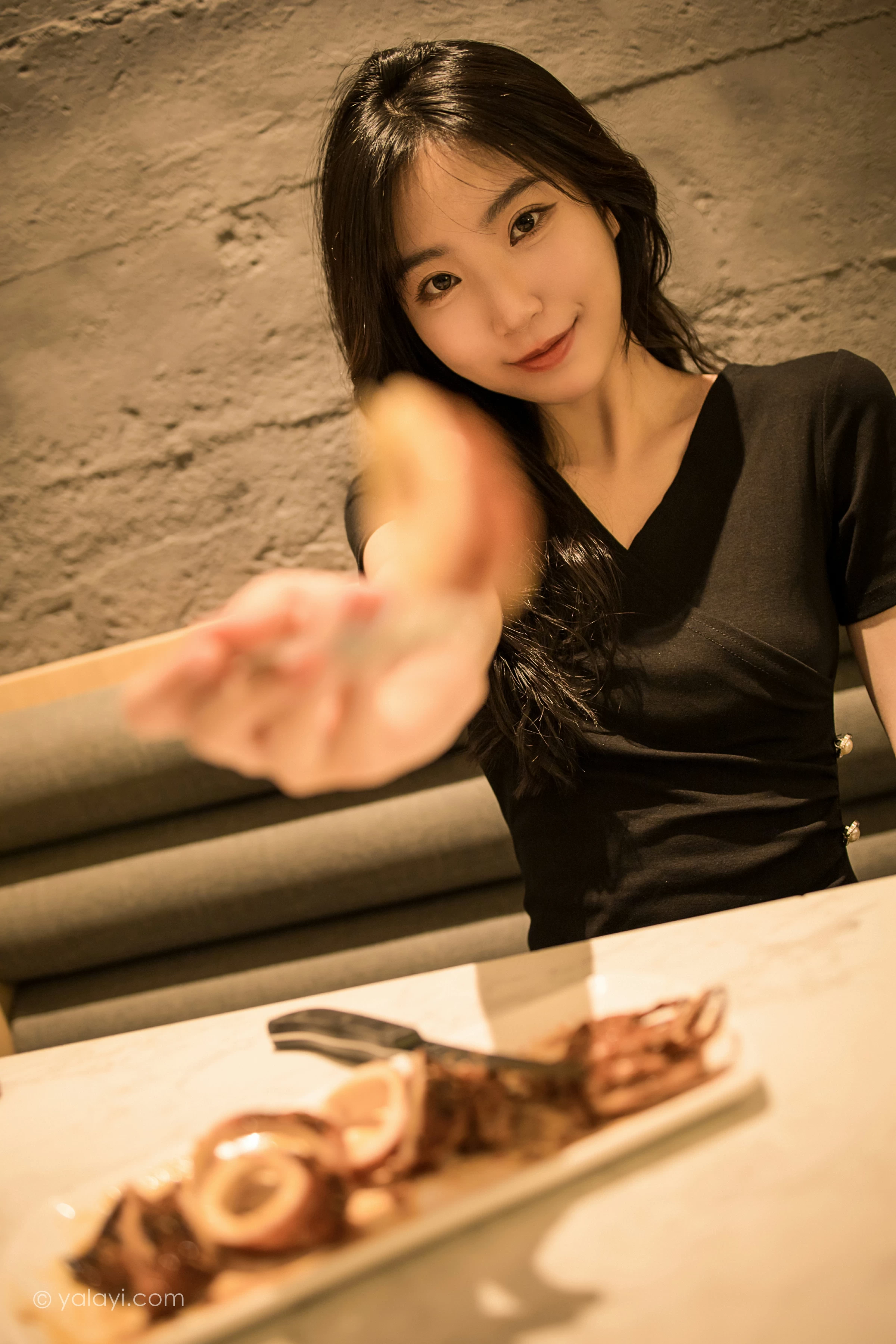 [YALAYI雅拉伊]2022.01.10 梦见前女友 小乔 黑色连衣裙加黑丝美腿性感写真集第3张