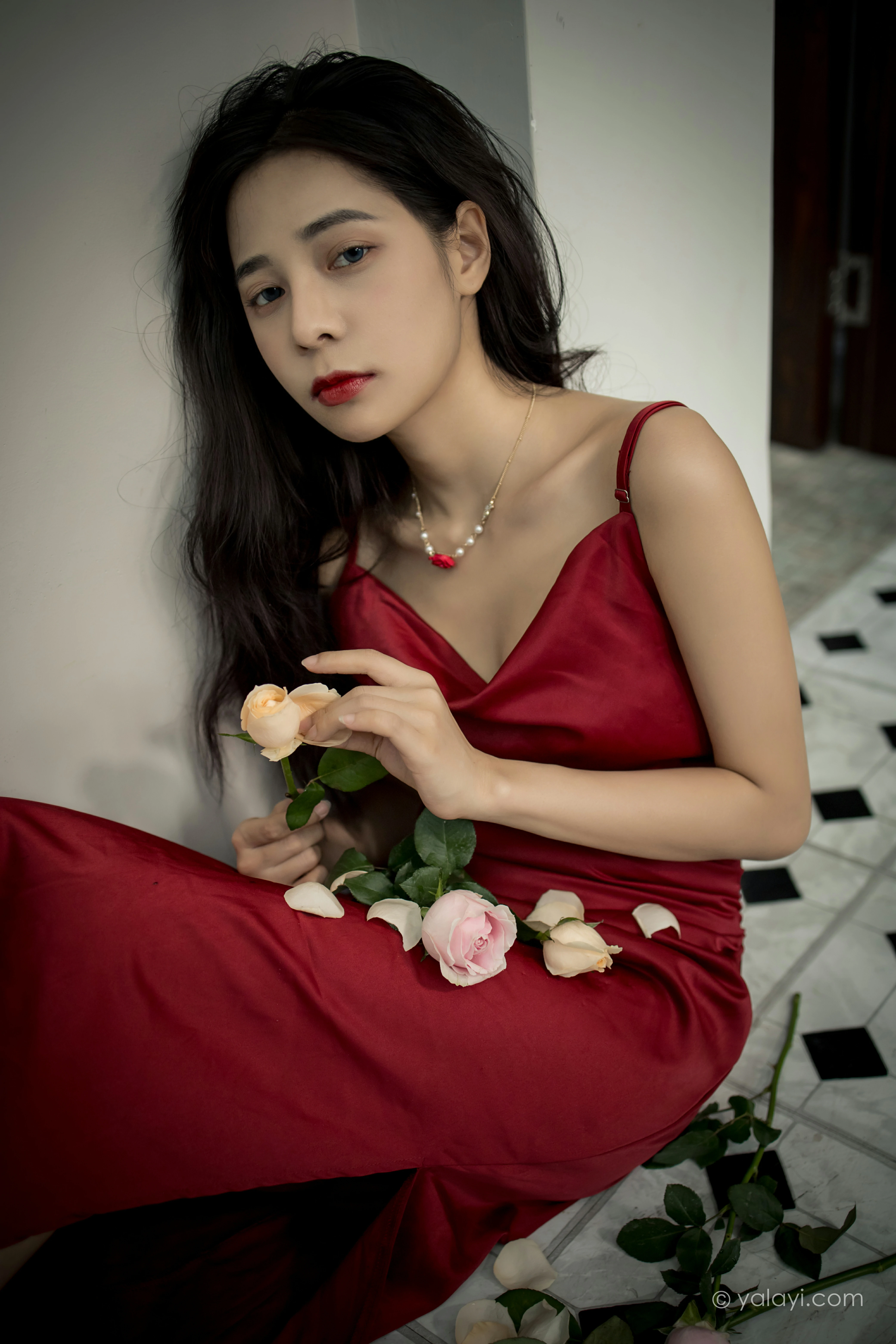 [YALAYI雅拉伊]NO.848 红颜 诗咏 红色吊带连衣裙居家性感写真集第8张