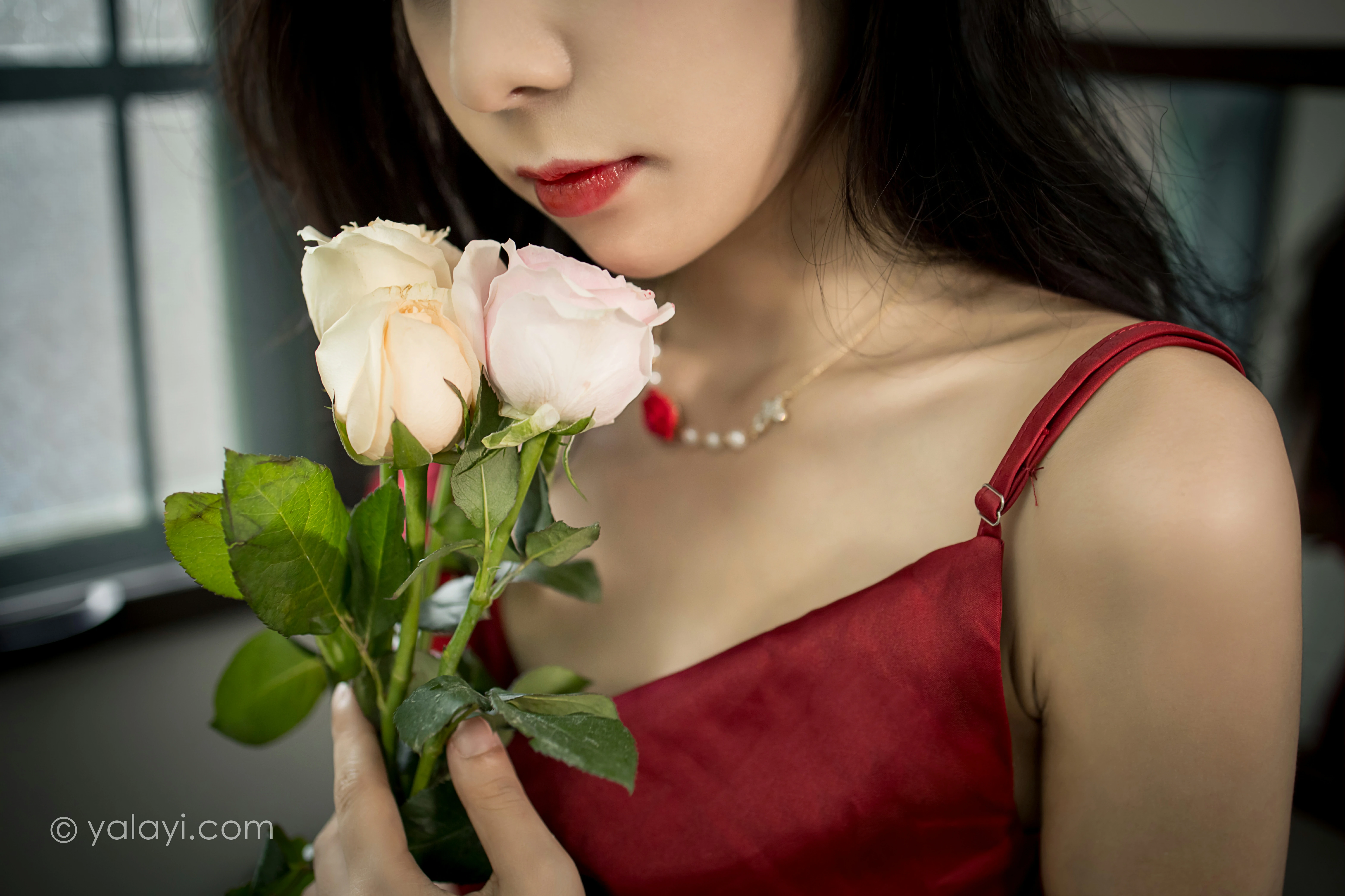 [YALAYI雅拉伊]NO.848 红颜 诗咏 红色吊带连衣裙居家性感写真集第7张