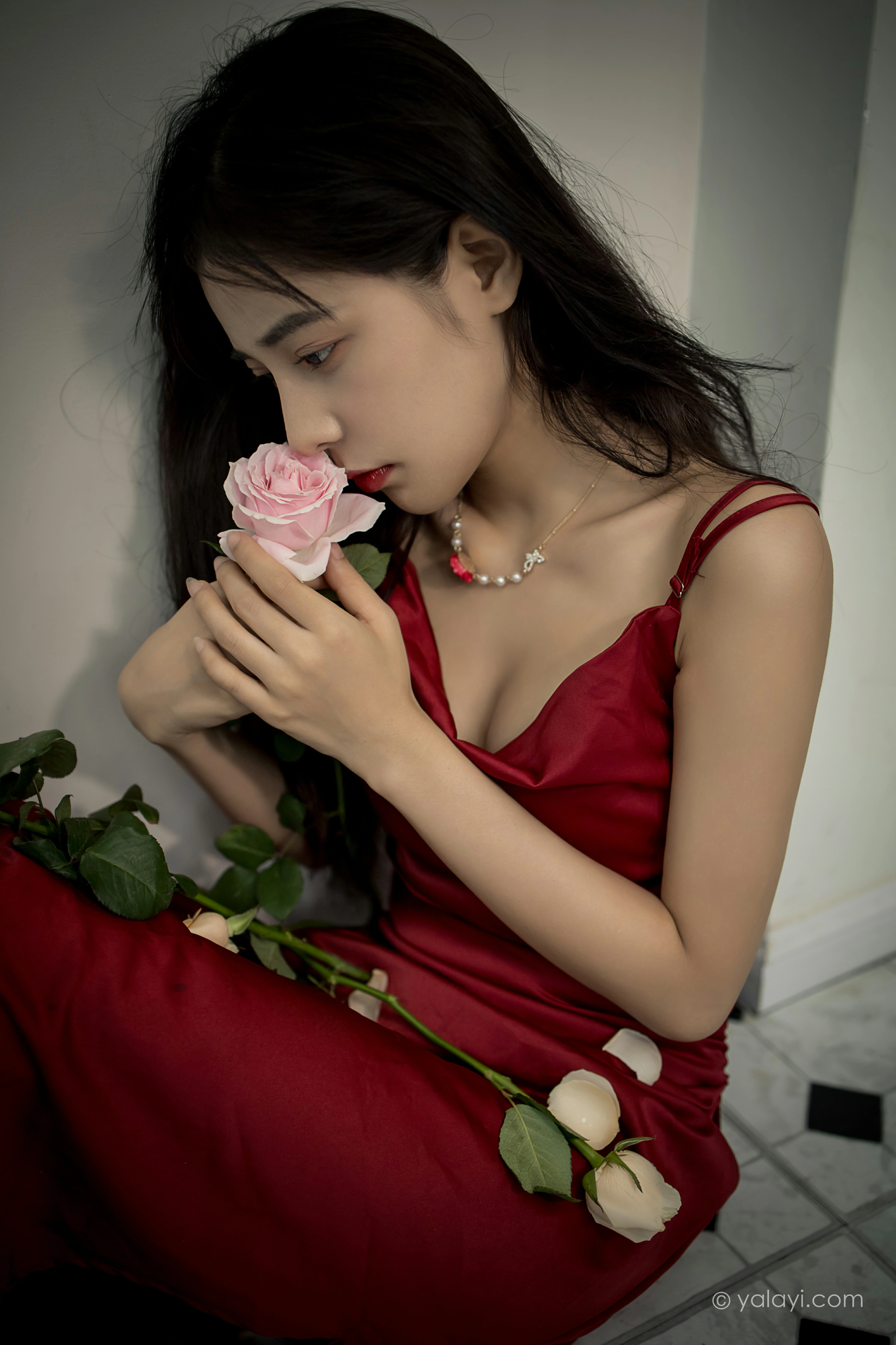 [YALAYI雅拉伊]NO.848 红颜 诗咏 红色吊带连衣裙居家性感写真集第9张