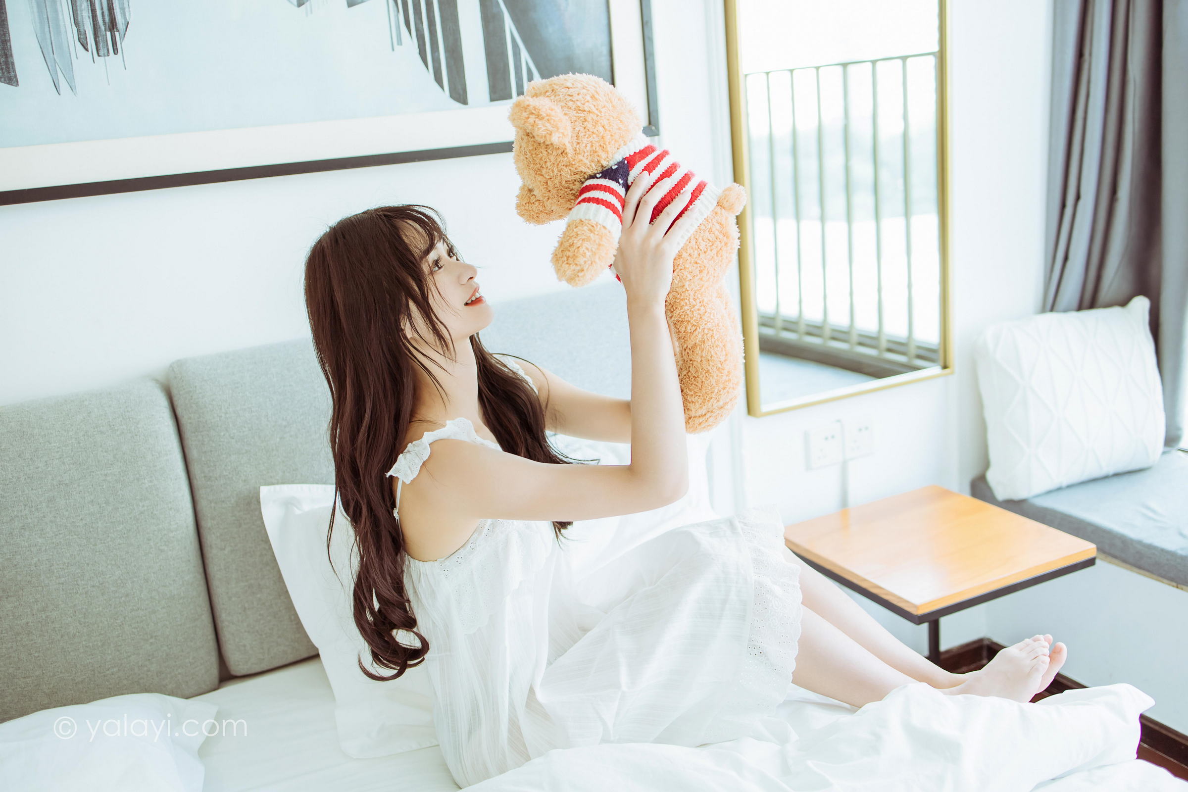 [YALAYI雅拉伊]2022.09.09 静思 小亭 白色蕾丝连衣裙与美腿玉足居家清纯写真集第13张