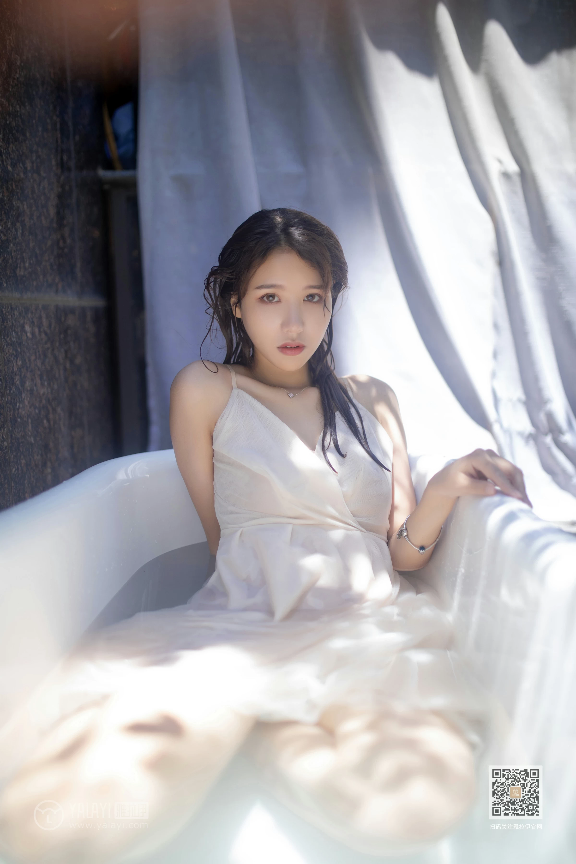 [YALAYI雅拉伊]Vol.453 天浴 令狐美 白色吊带透视连衣裙性感私房写真集第14张