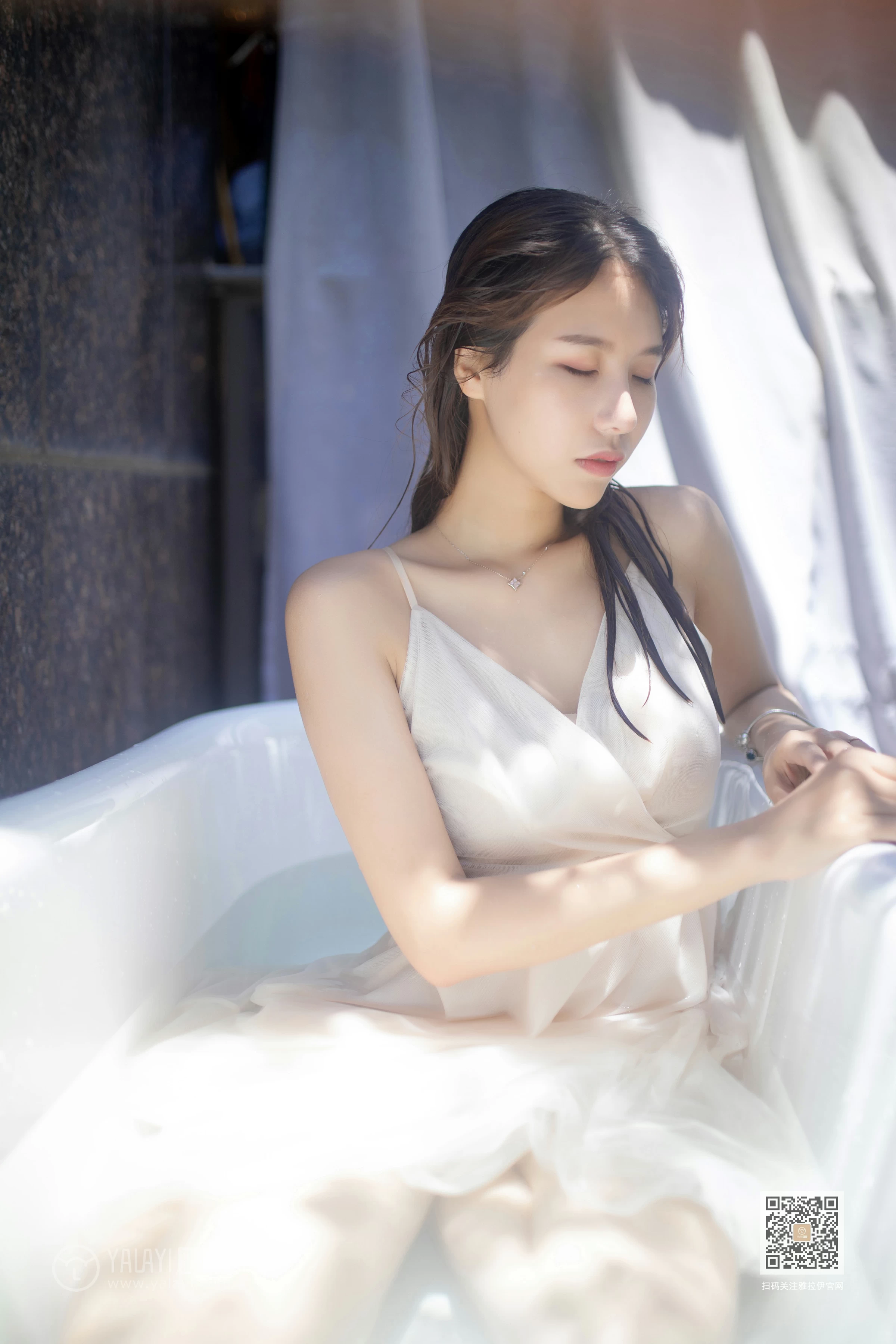 [YALAYI雅拉伊]Vol.453 天浴 令狐美 白色吊带透视连衣裙性感私房写真集第13张