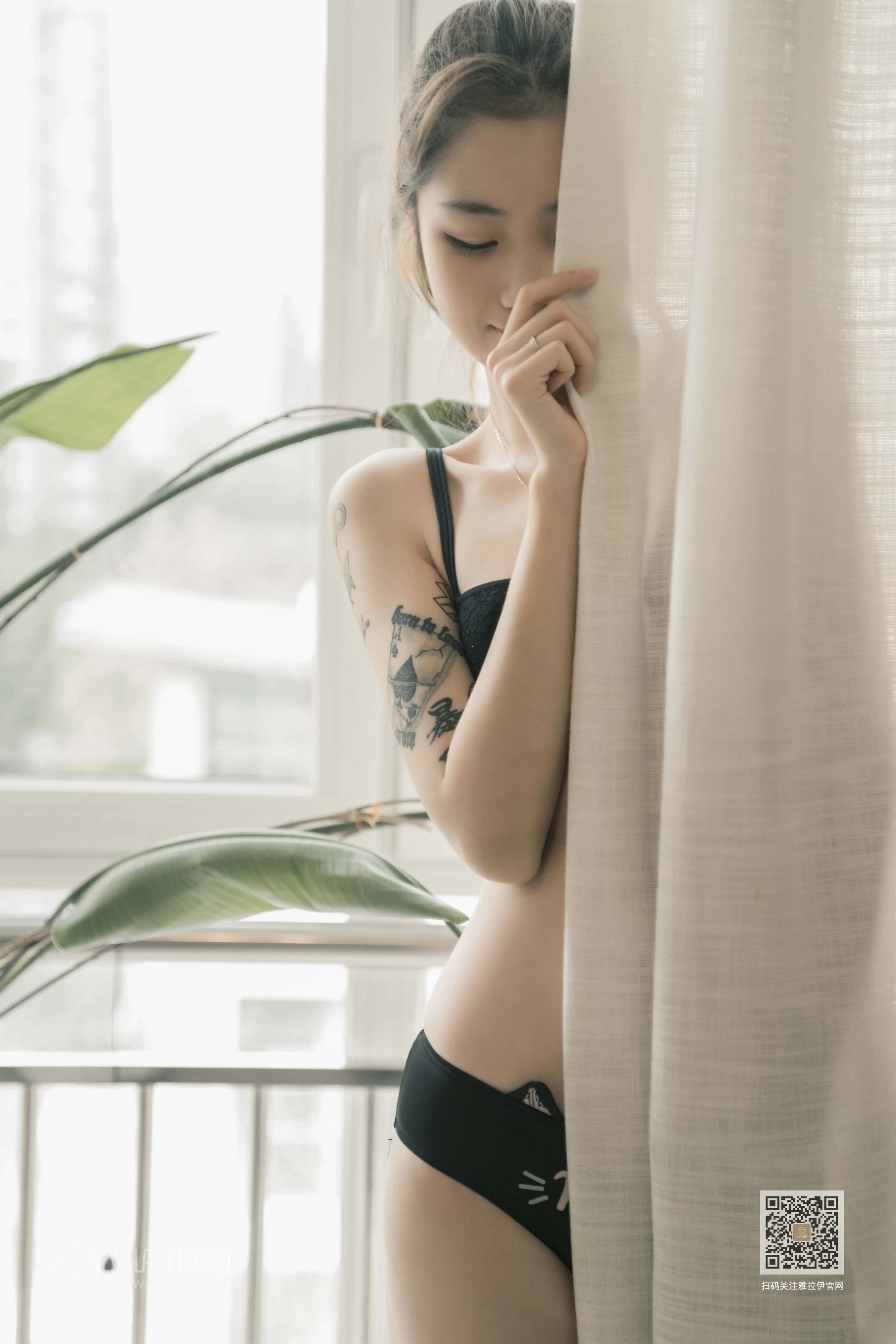 [YALAYI雅拉伊]Vol.452 刺青女孩儿 鸭鸭 黑色性感内衣居家私房写真集第4张