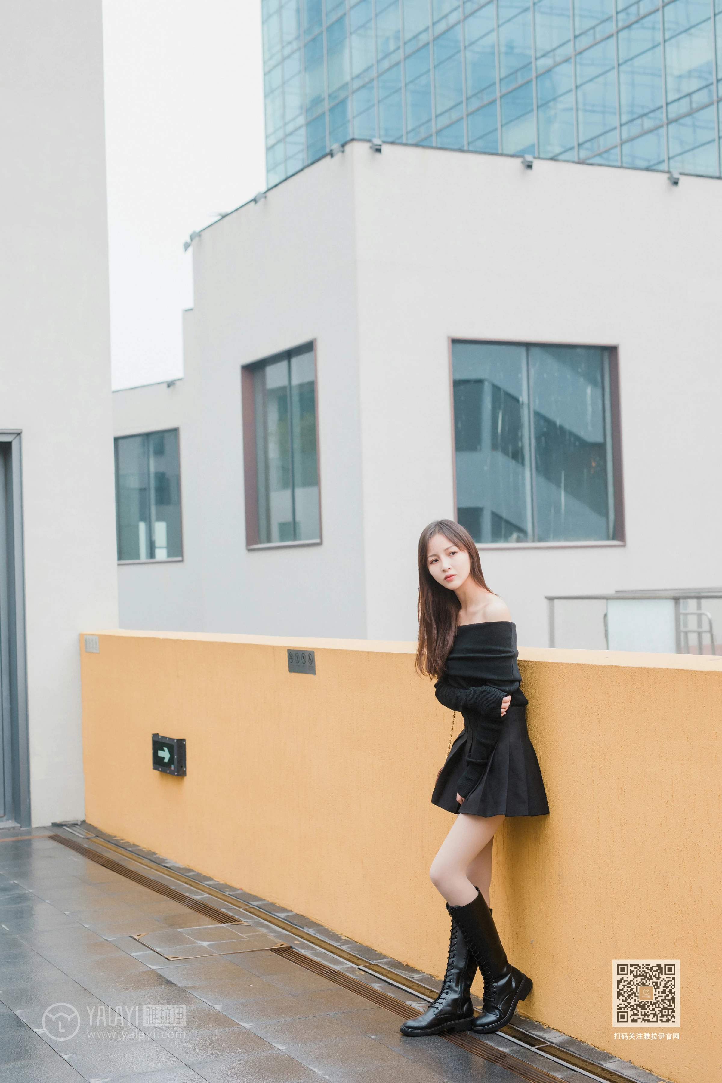 [YALAYI雅拉伊]Vol.520 广漂女孩儿 小五 黑色抹胸上衣加黑色短裙性感私房写真集第5张