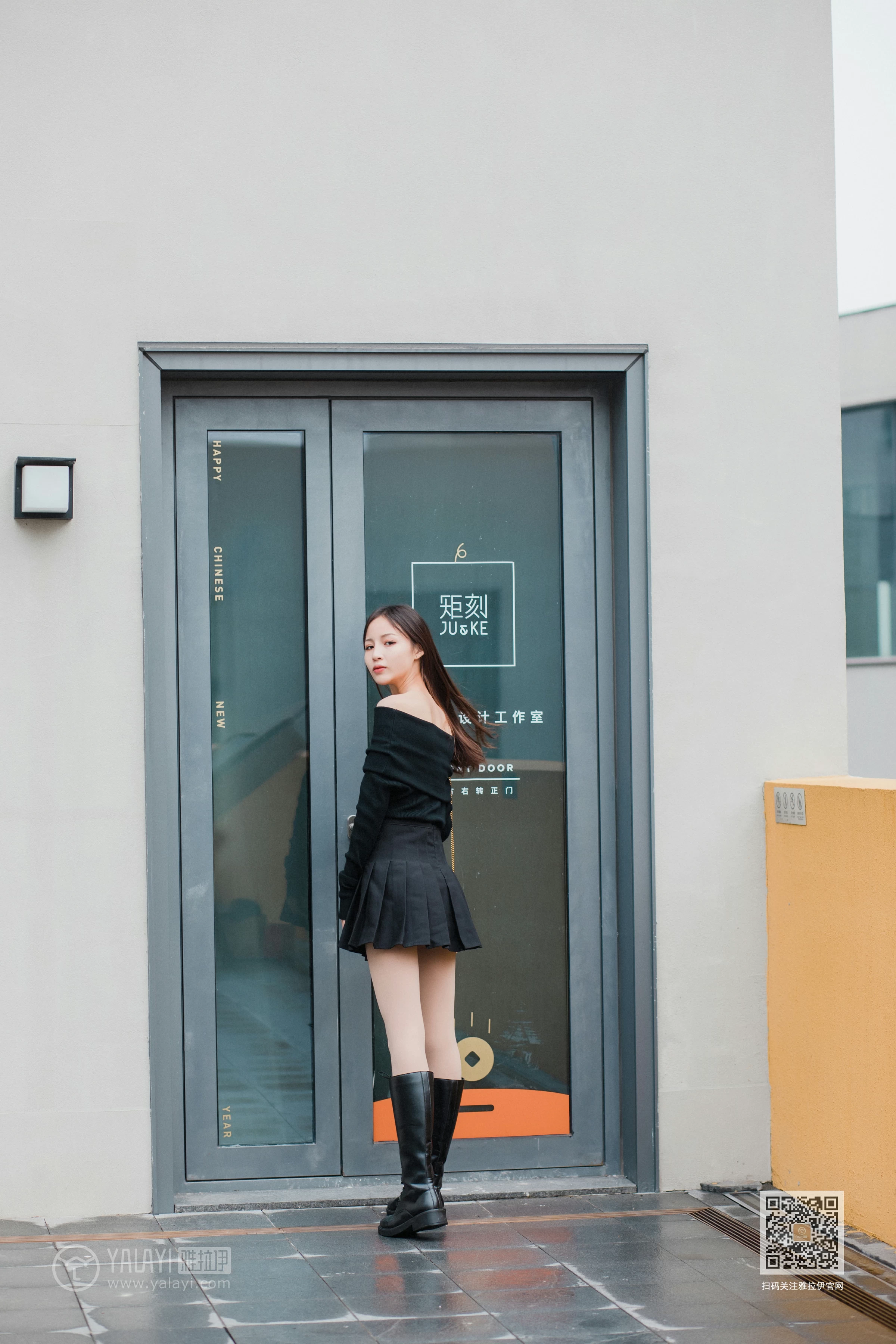 [YALAYI雅拉伊]Vol.520 广漂女孩儿 小五 黑色抹胸上衣加黑色短裙性感私房写真集第8张
