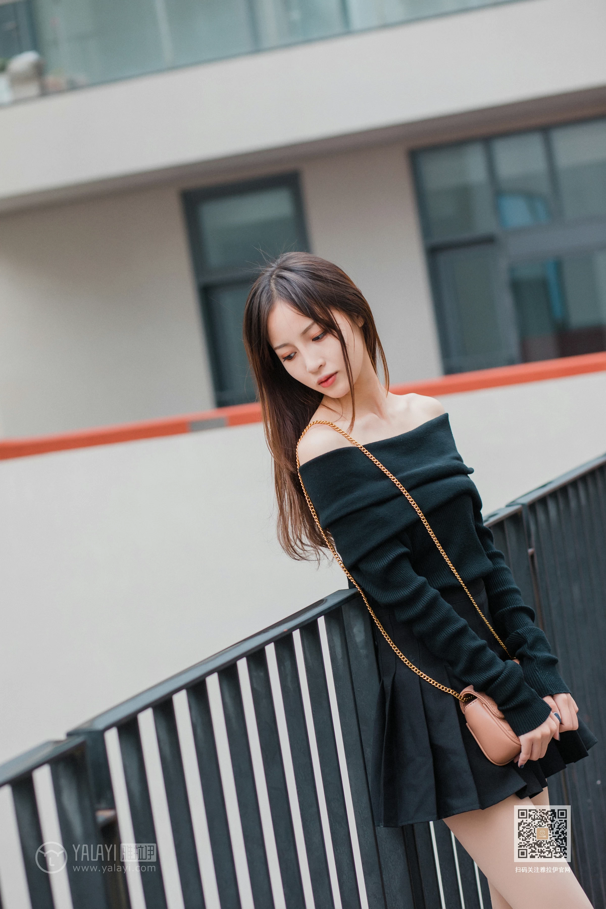 [YALAYI雅拉伊]Vol.520 广漂女孩儿 小五 黑色抹胸上衣加黑色短裙性感私房写真集第8张