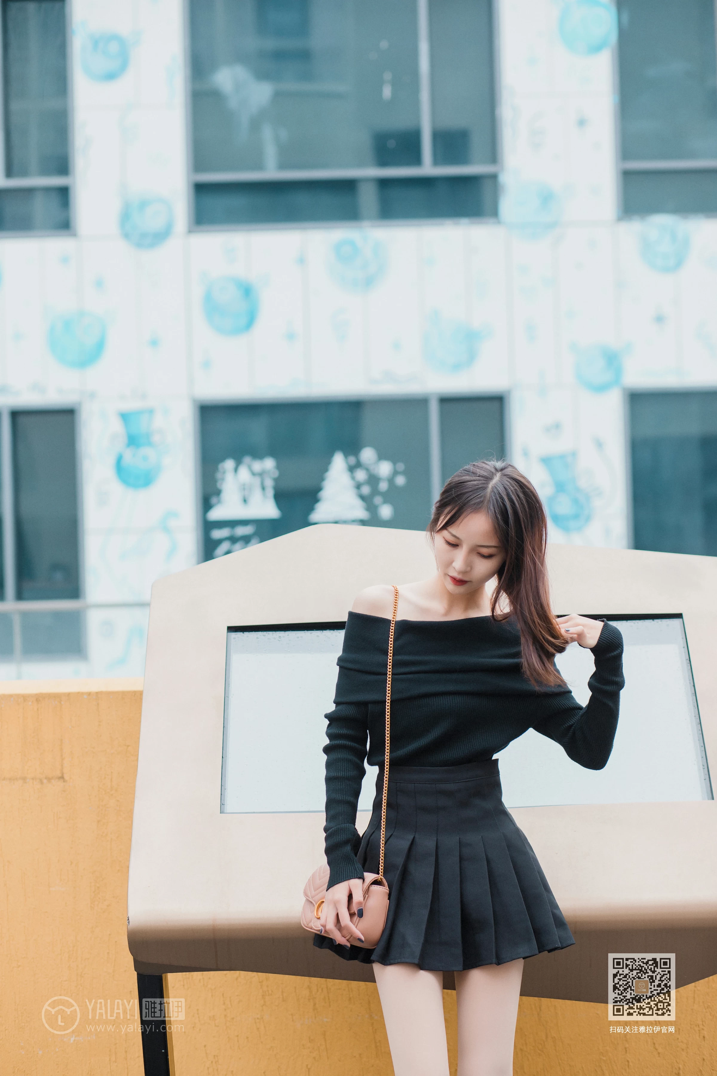 [YALAYI雅拉伊]Vol.520 广漂女孩儿 小五 黑色抹胸上衣加黑色短裙性感私房写真集第10张