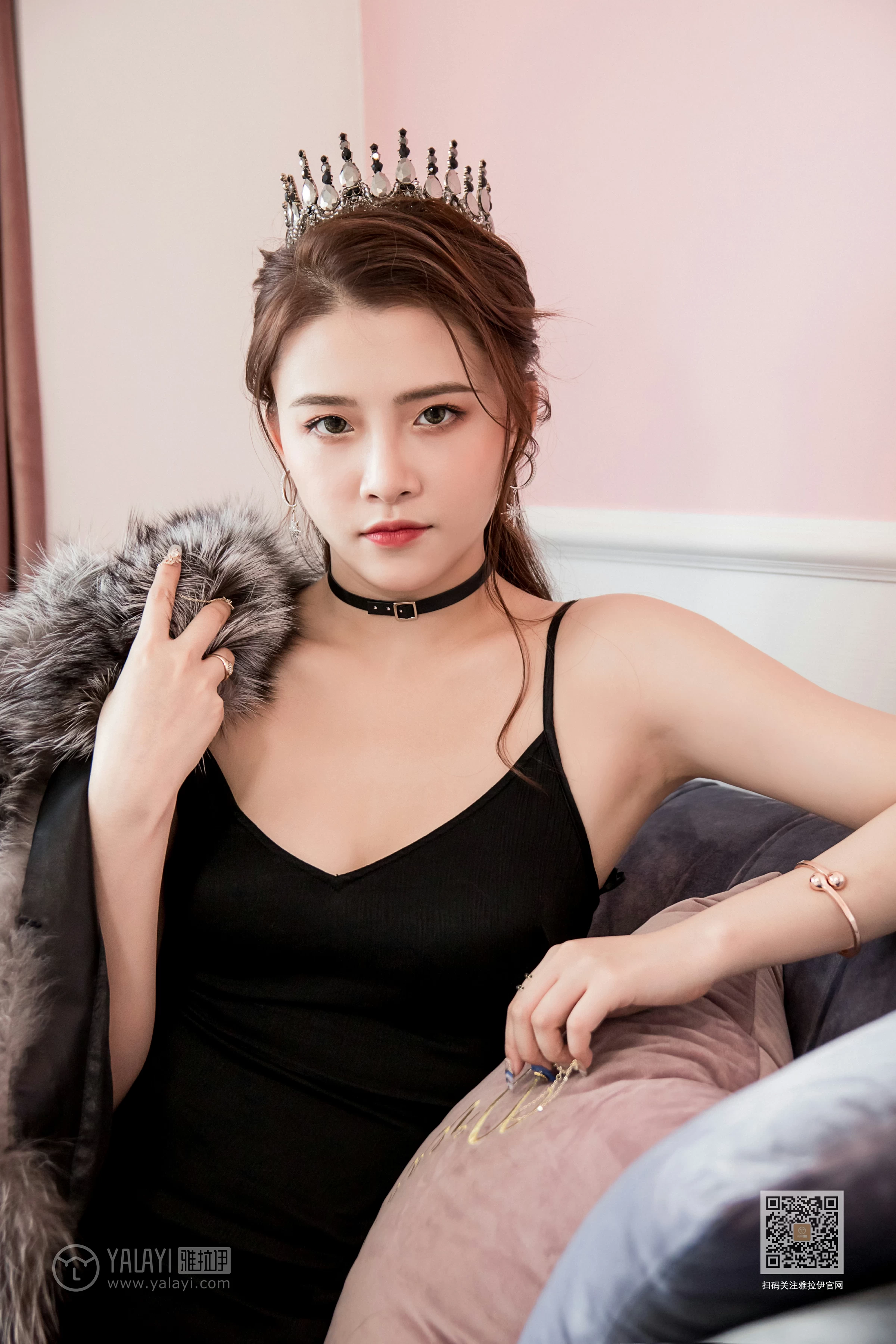 [YALAYI雅拉伊]Vol.525 我的女皇 赵洁 黑色吊带开叉连衣裙性感私房写真集第2张